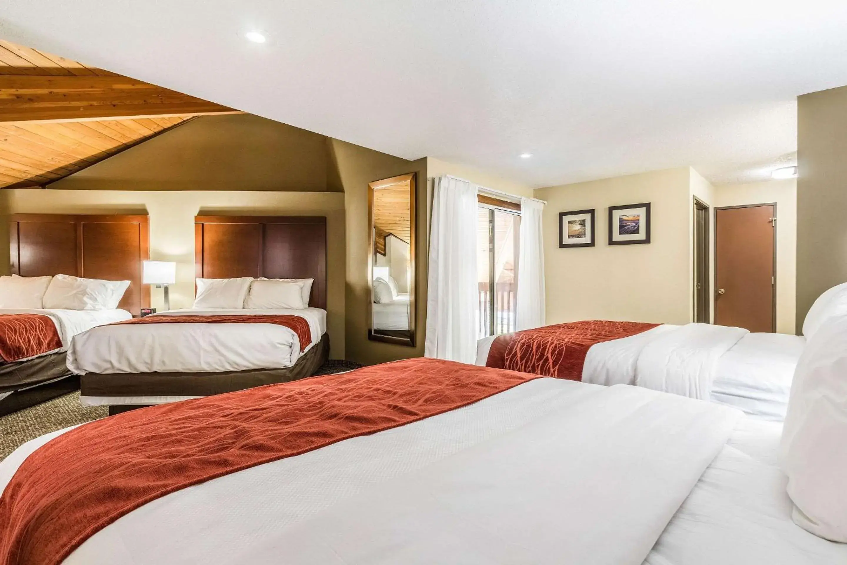 Photo of the whole room, Bed in Comfort Inn Norwalk - Sandusky Photo of the whole room, Bed in Comfort Inn Norwalk - Sandusky