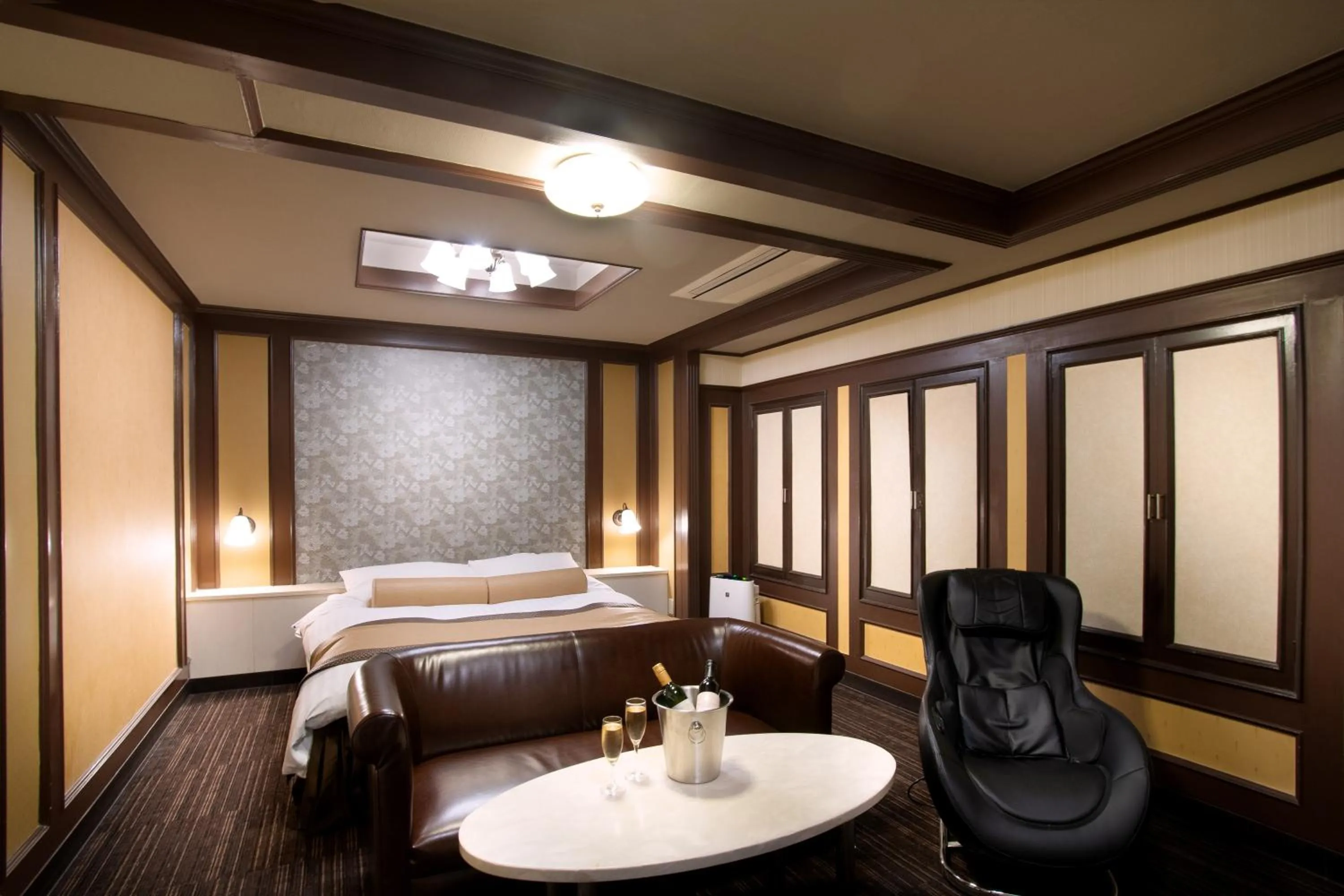 Photo of the whole room, Bed in Hotel Benkyo Beya Amagasaki