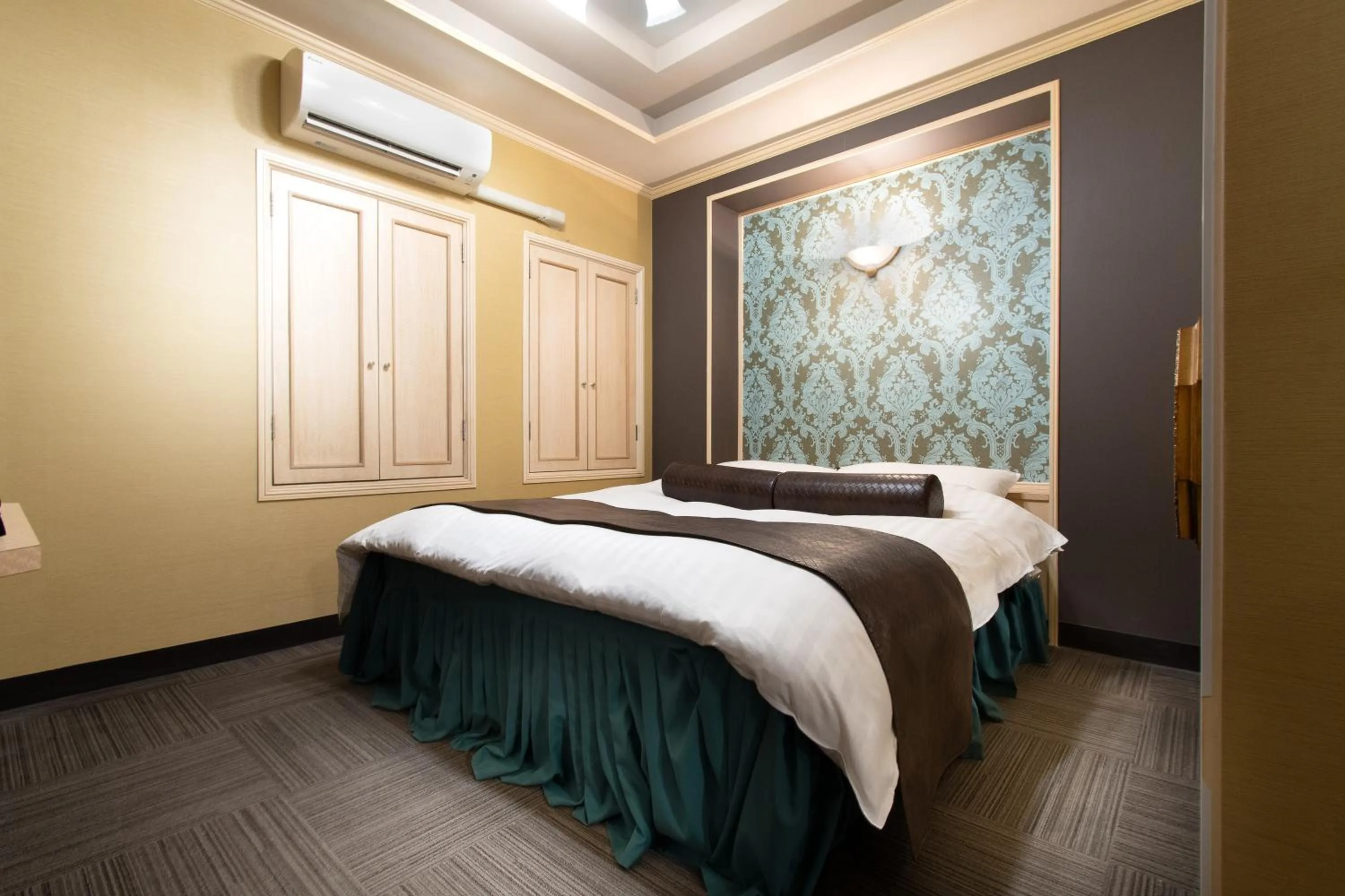 Photo of the whole room, Bed in Hotel Benkyo Beya Amagasaki