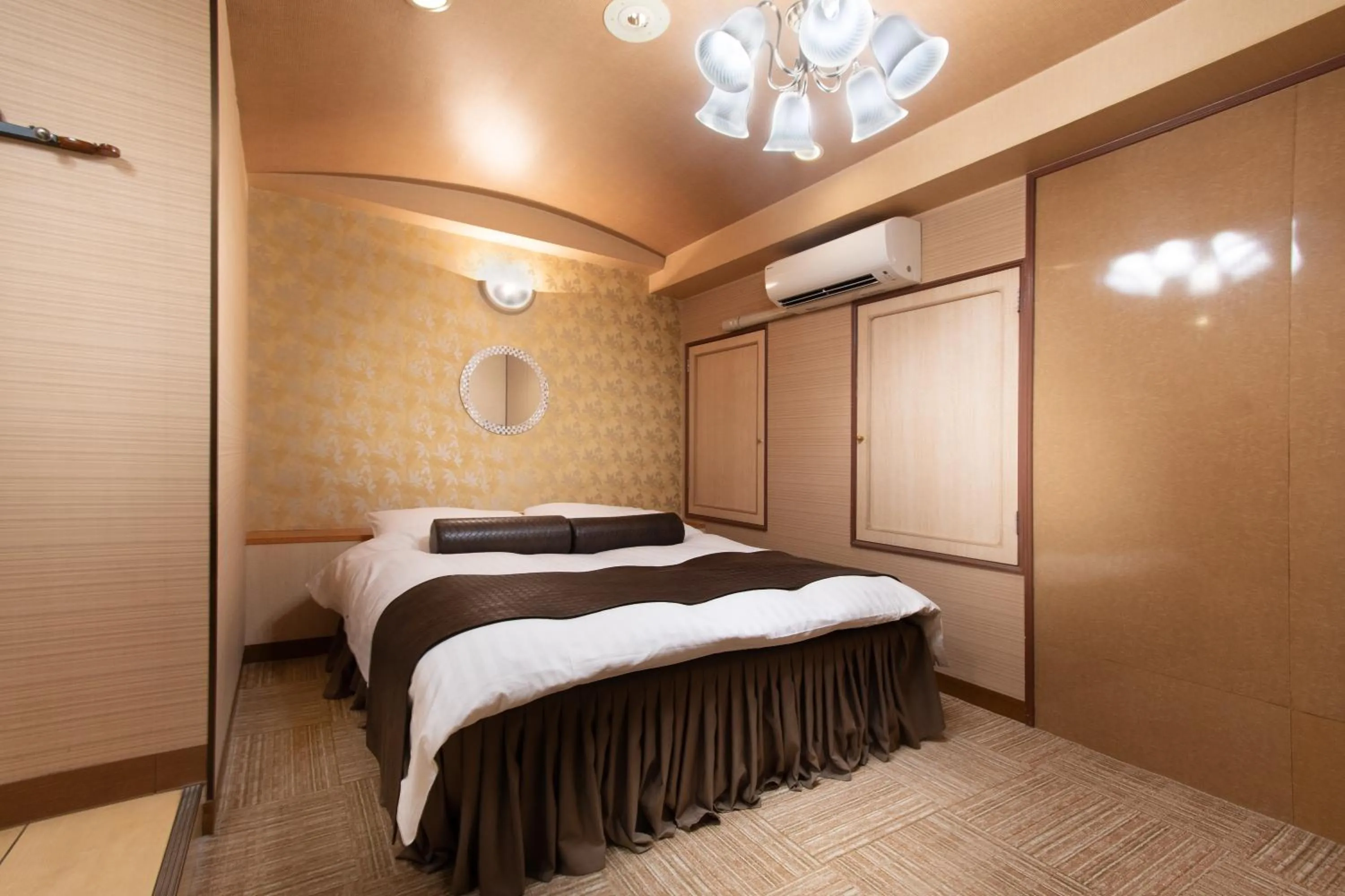 Photo of the whole room, Bed in Hotel Benkyo Beya Amagasaki