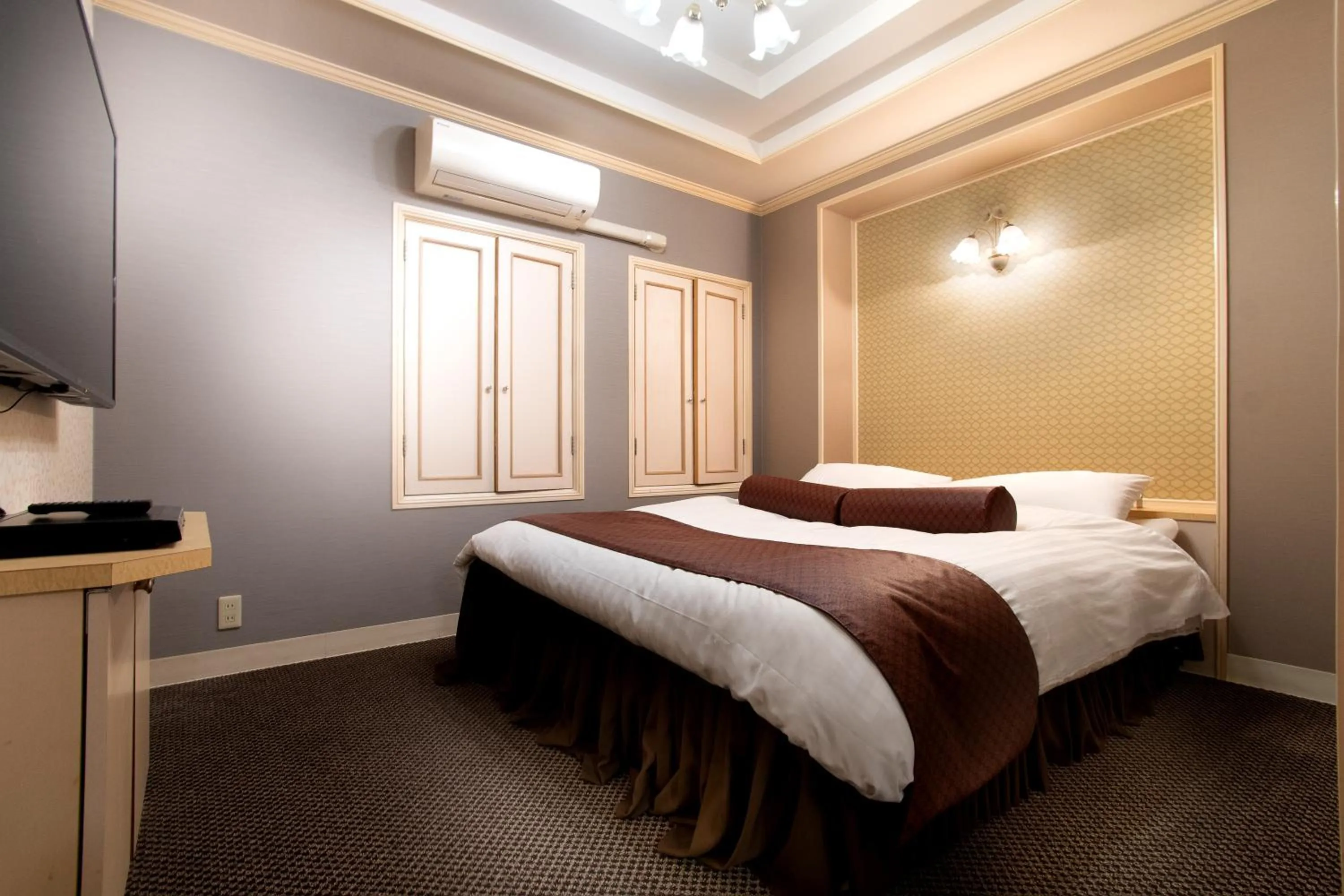 Photo of the whole room, Bed in Hotel Benkyo Beya Amagasaki