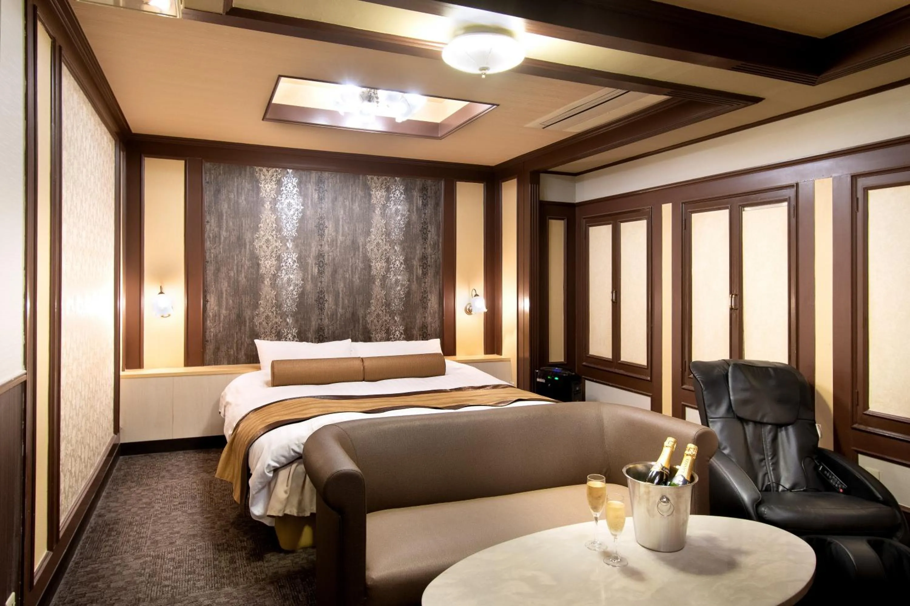 Photo of the whole room, Bed in Hotel Benkyo Beya Amagasaki