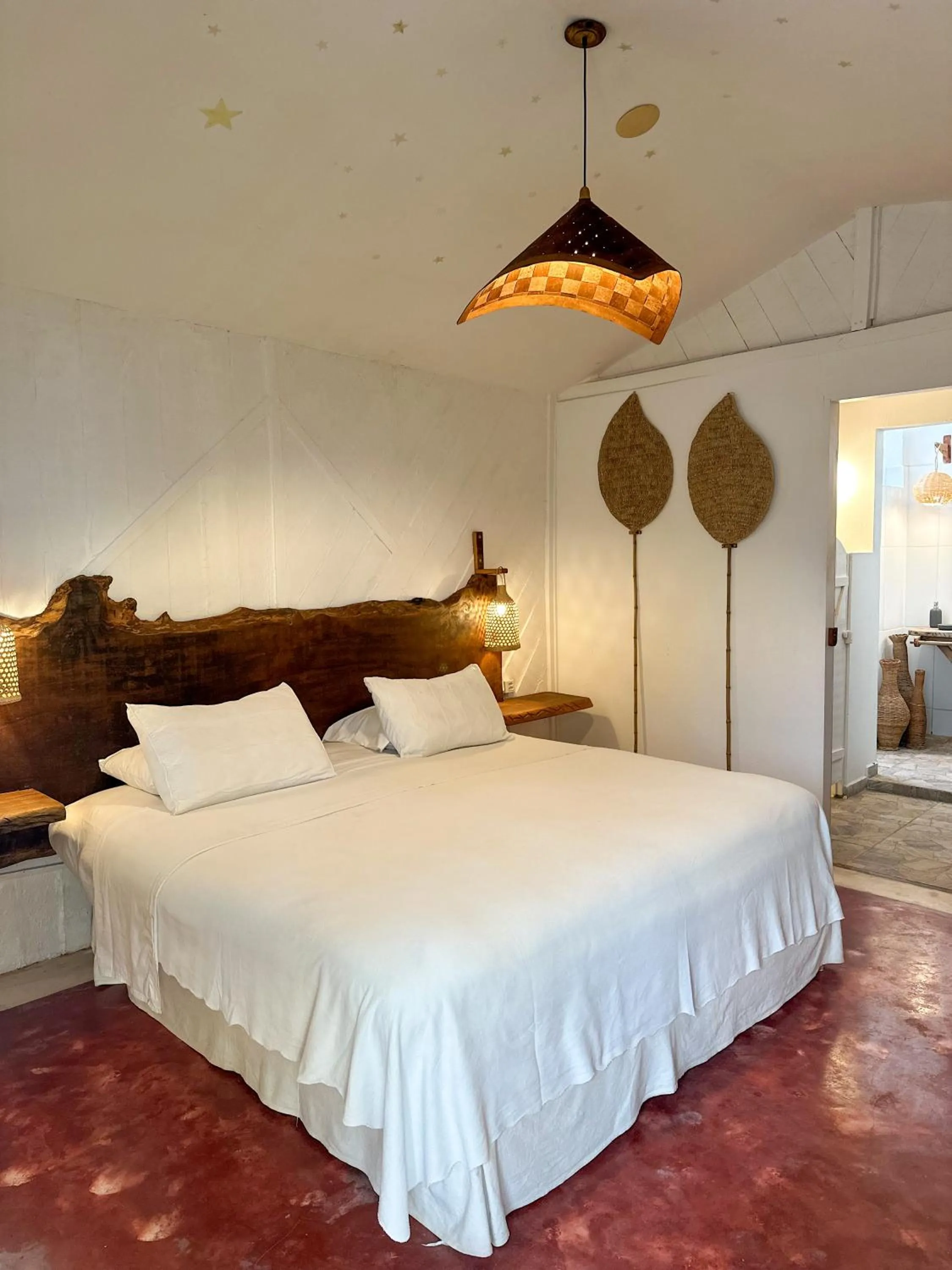 Shower, Bed in Pousada Oásis