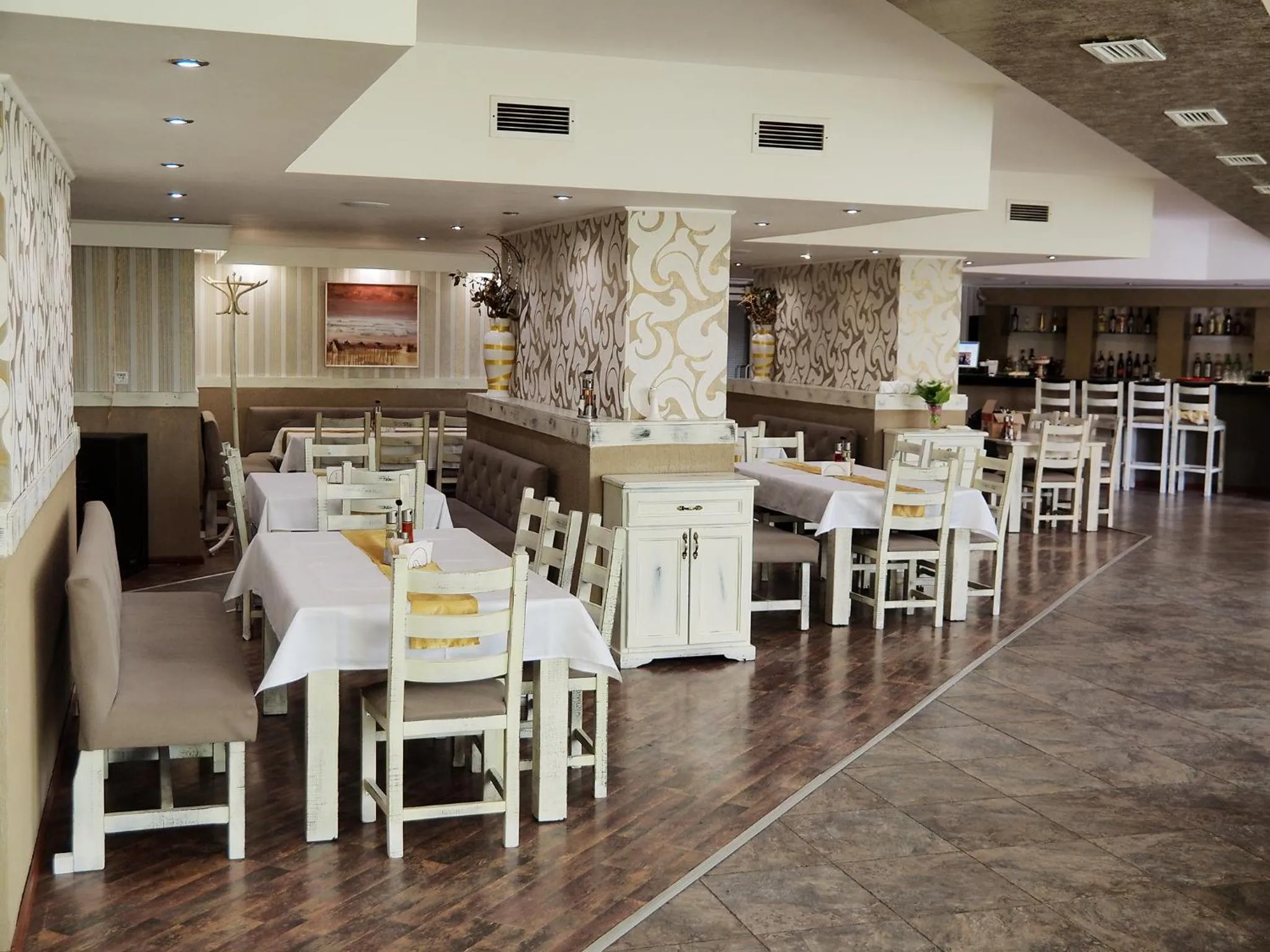 Restaurant/places to eat in Rovno Hotel
