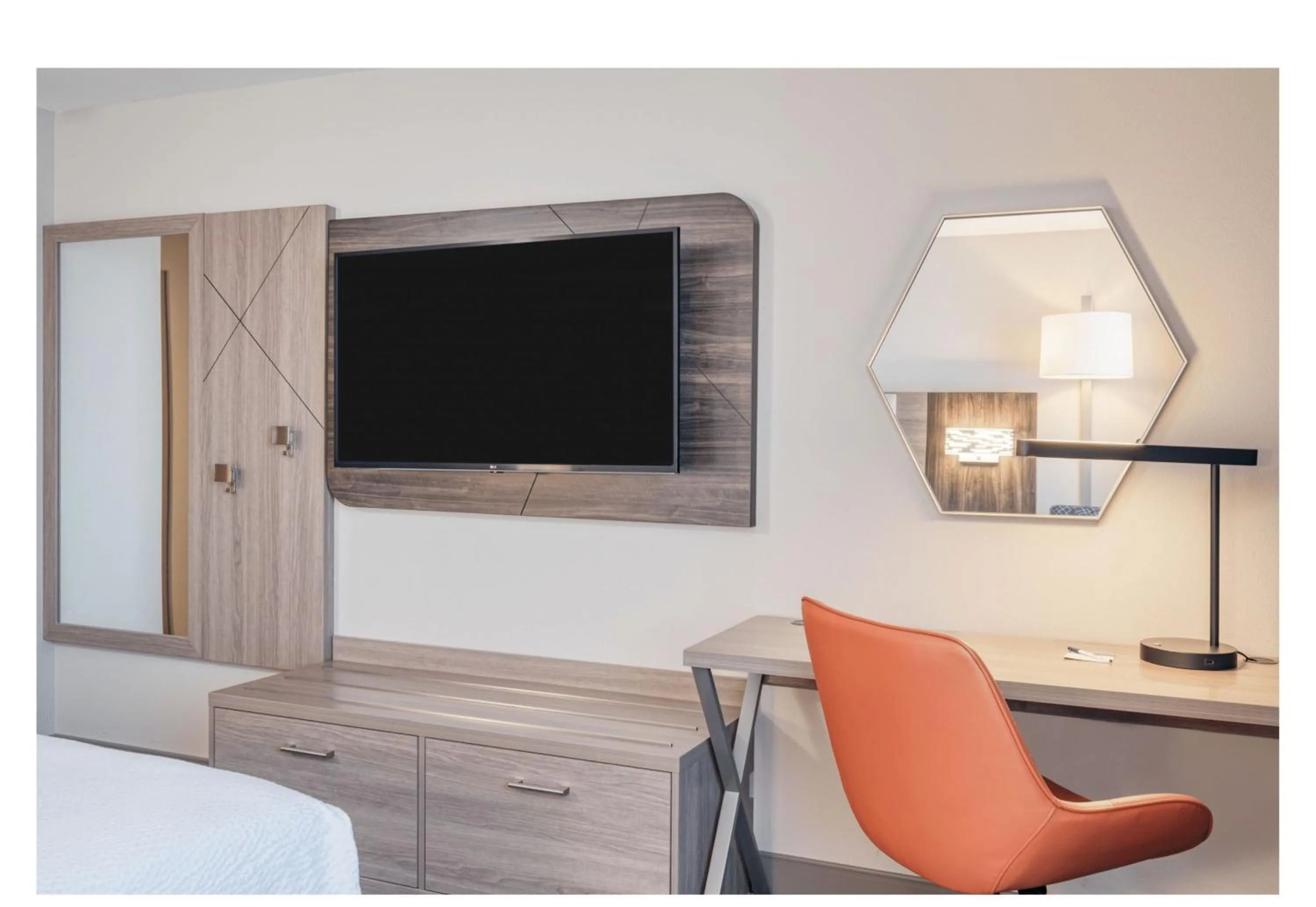 Photo of the whole room, Bed in Holiday Inn Express Federal Way - Seattle South by IHG