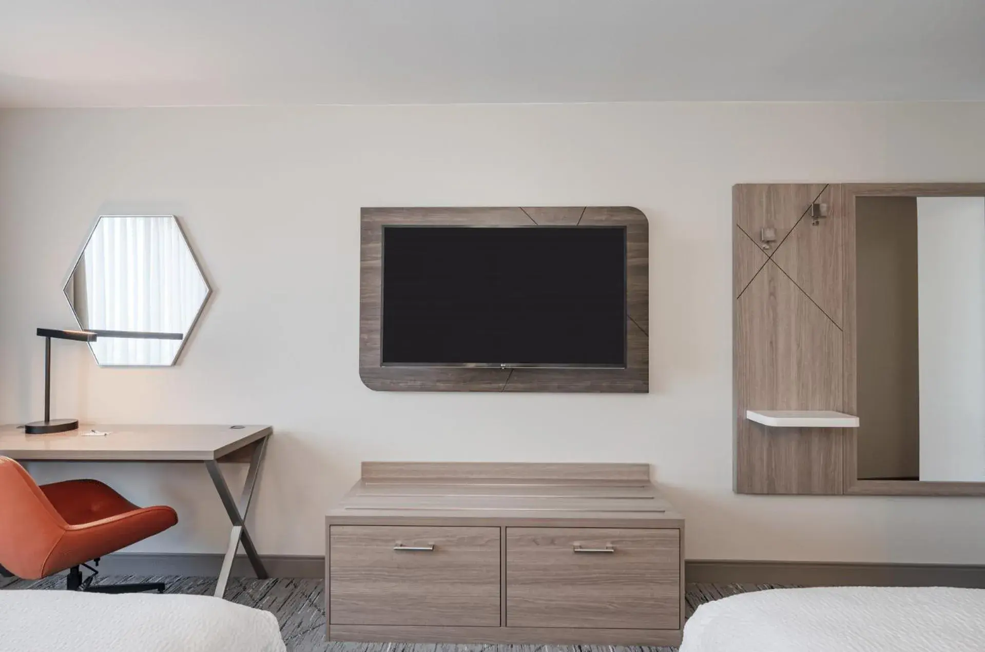 TV and multimedia, Bed in Holiday Inn Express Federal Way - Seattle South by IHG TV and multimedia, Bed in Holiday Inn Express Federal Way - Seattle South by IHG