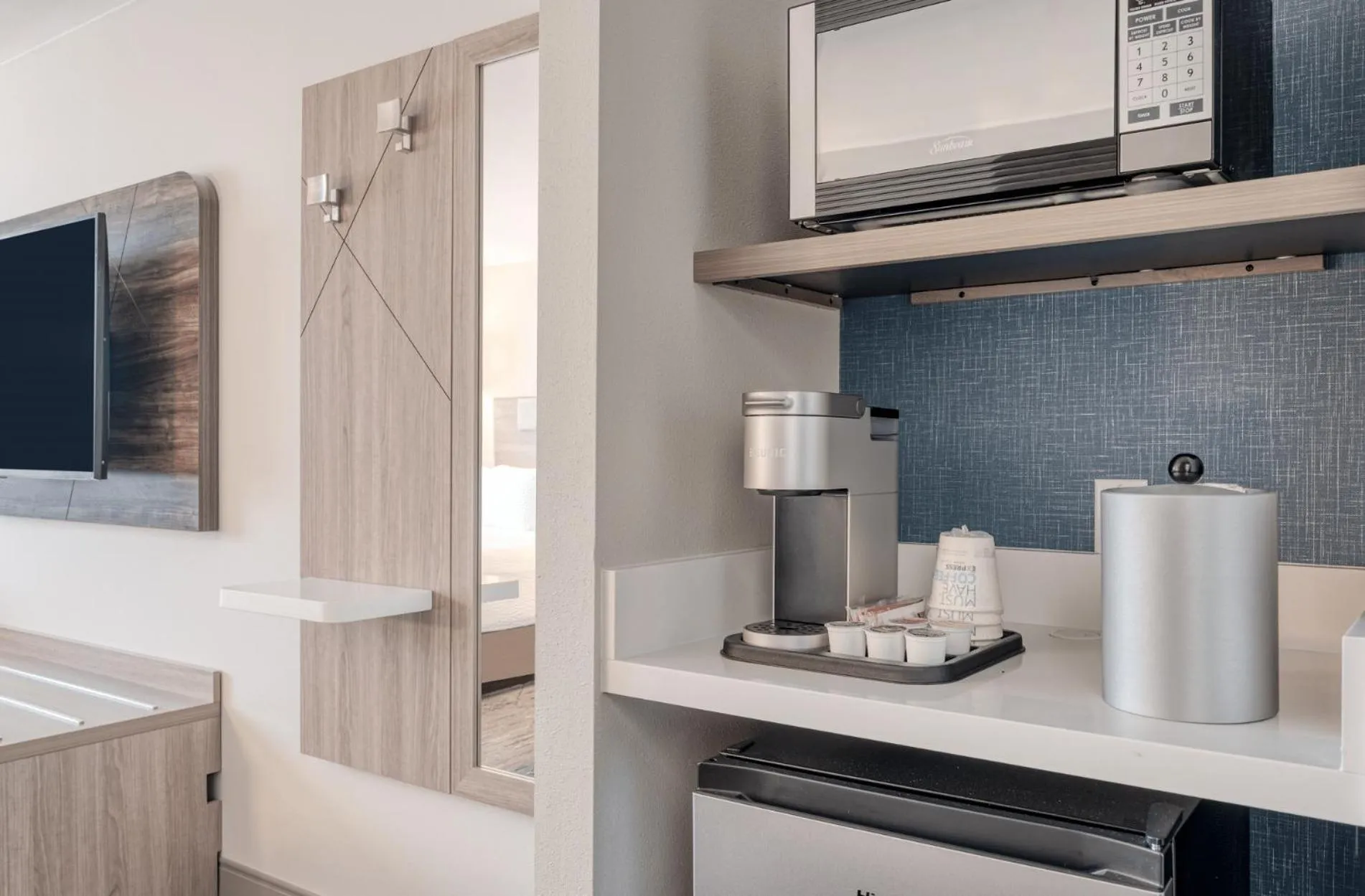 Coffee/tea facilities in Holiday Inn Express Federal Way - Seattle South by IHG