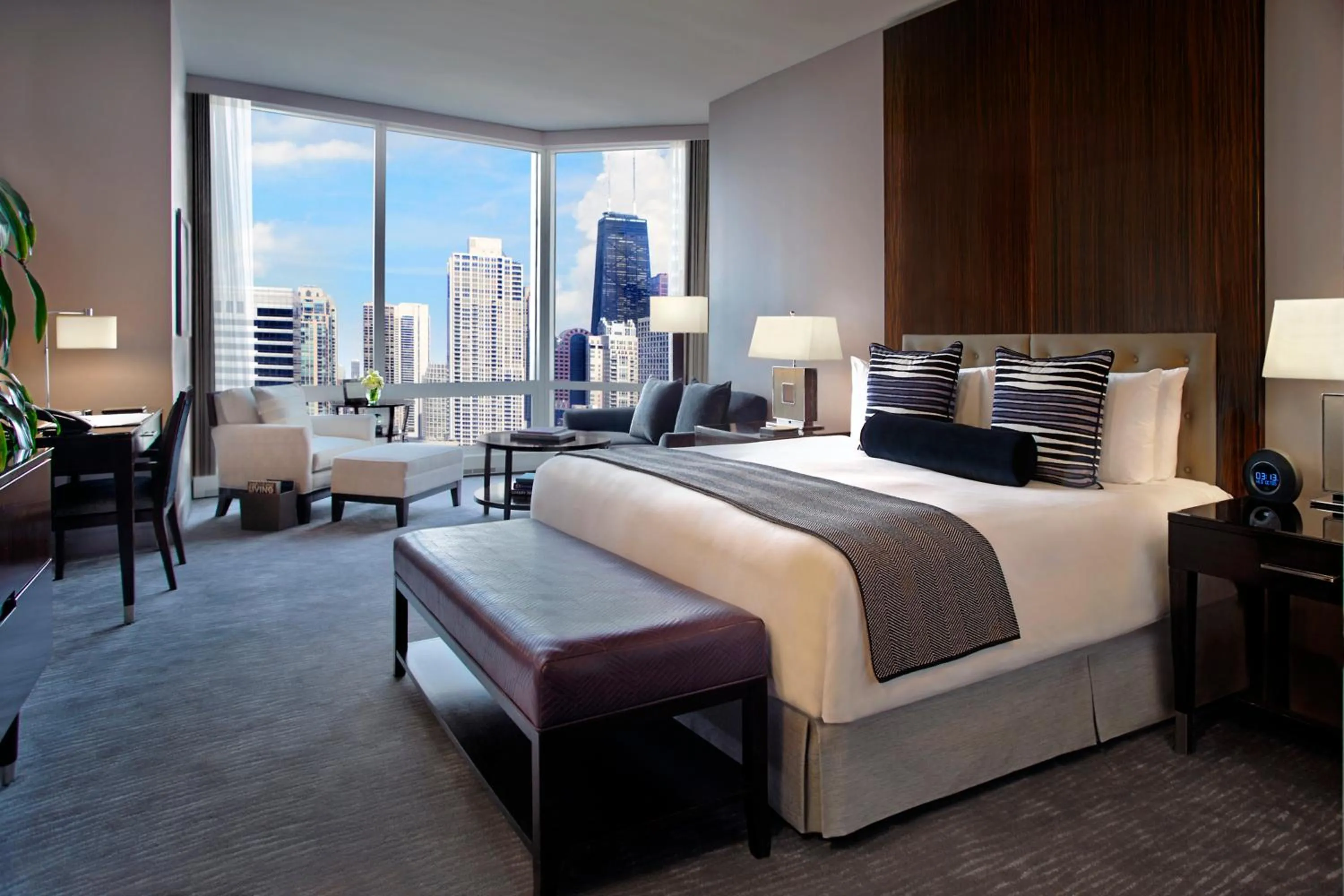 Living room, Bed in Trump International Hotel & Tower Chicago