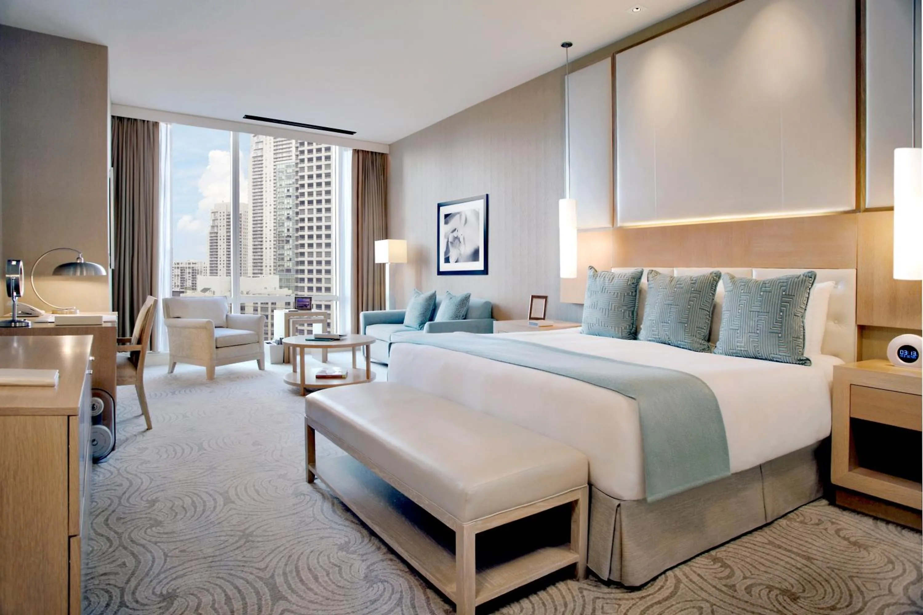 Living room, Bed in Trump International Hotel & Tower Chicago