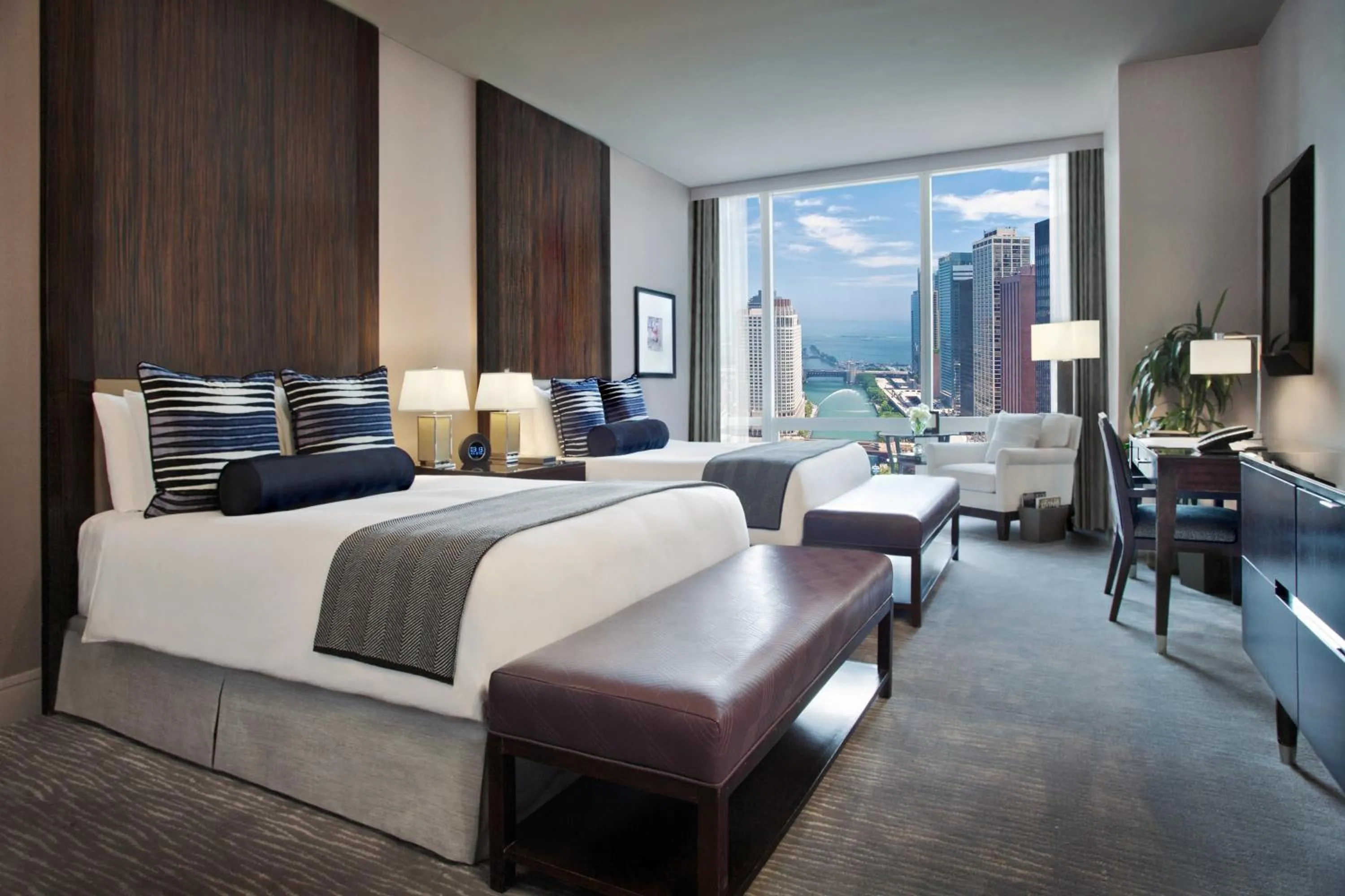 Living room, Bed in Trump International Hotel & Tower Chicago