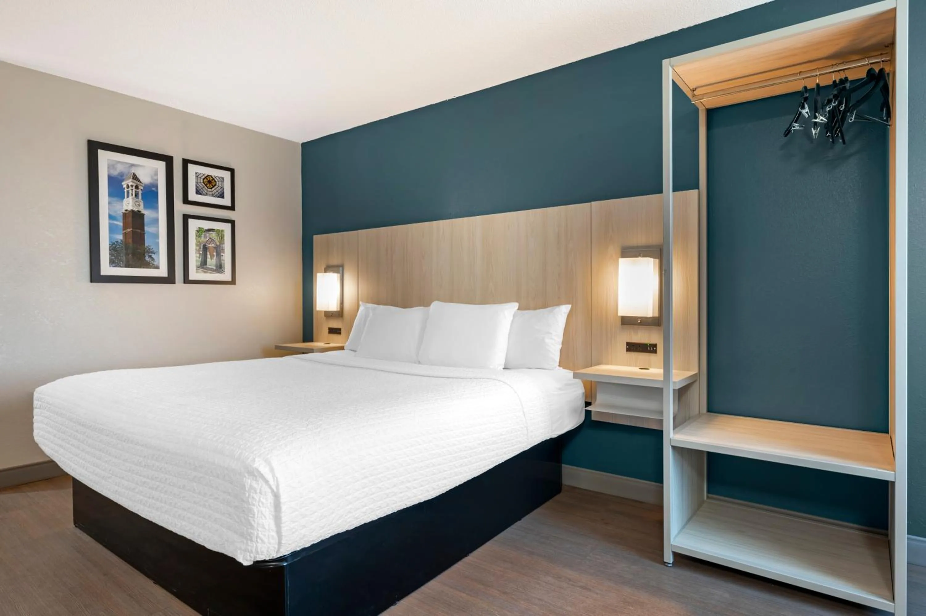 Bed in Best Western Plus Lafayette Hotel University Area