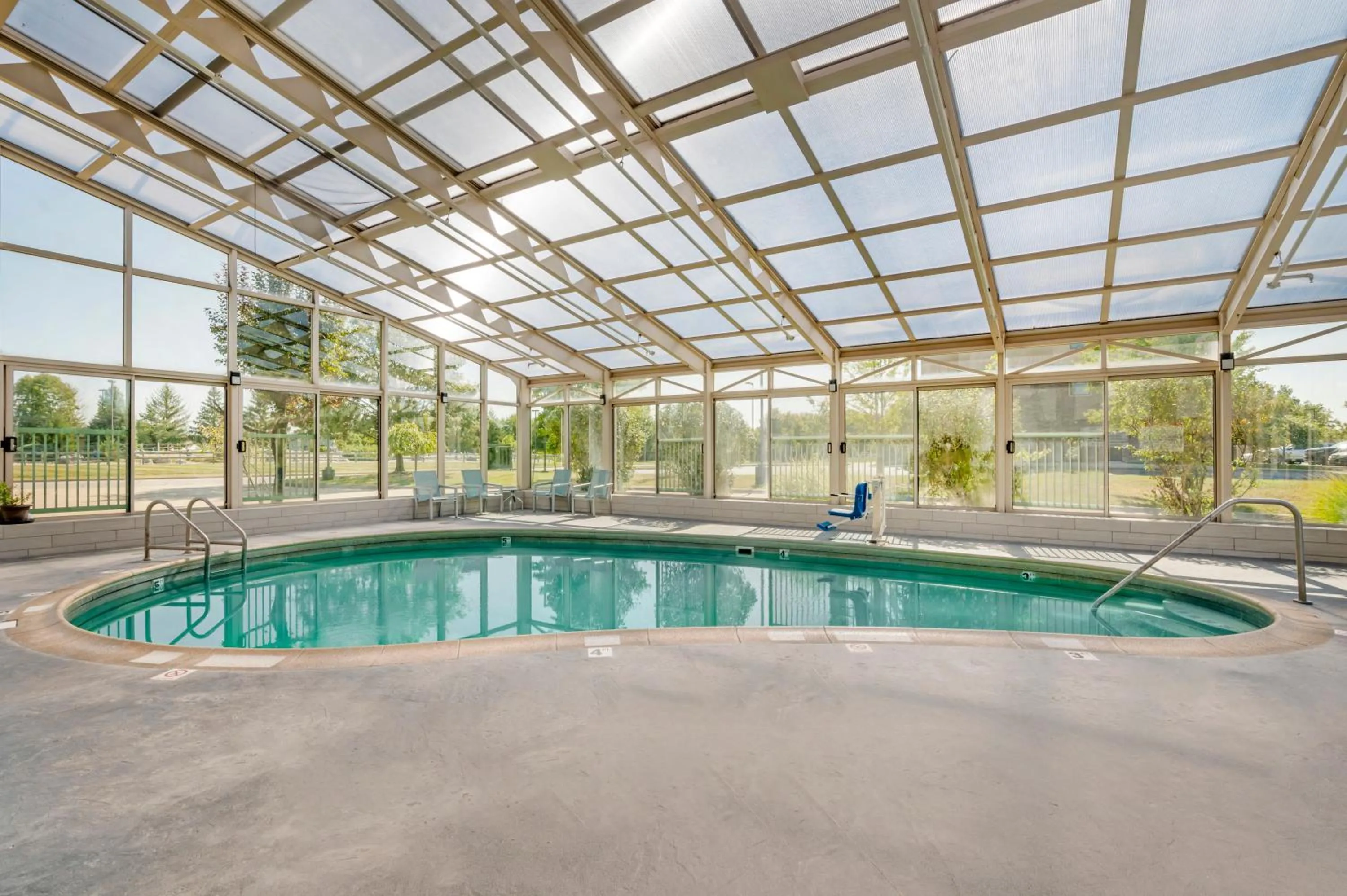 Swimming pool in Best Western Plus Lafayette Hotel University Area