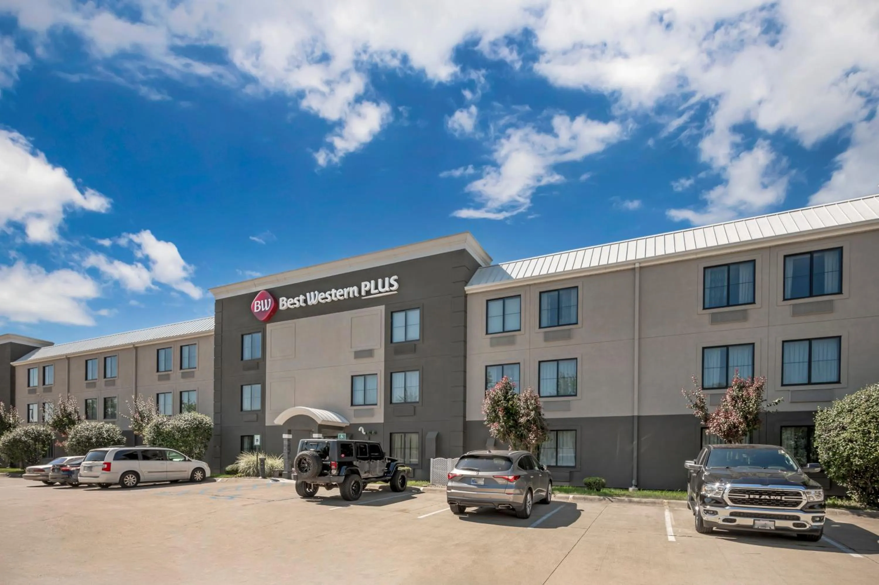 Property building in Best Western Plus Lafayette Hotel University Area