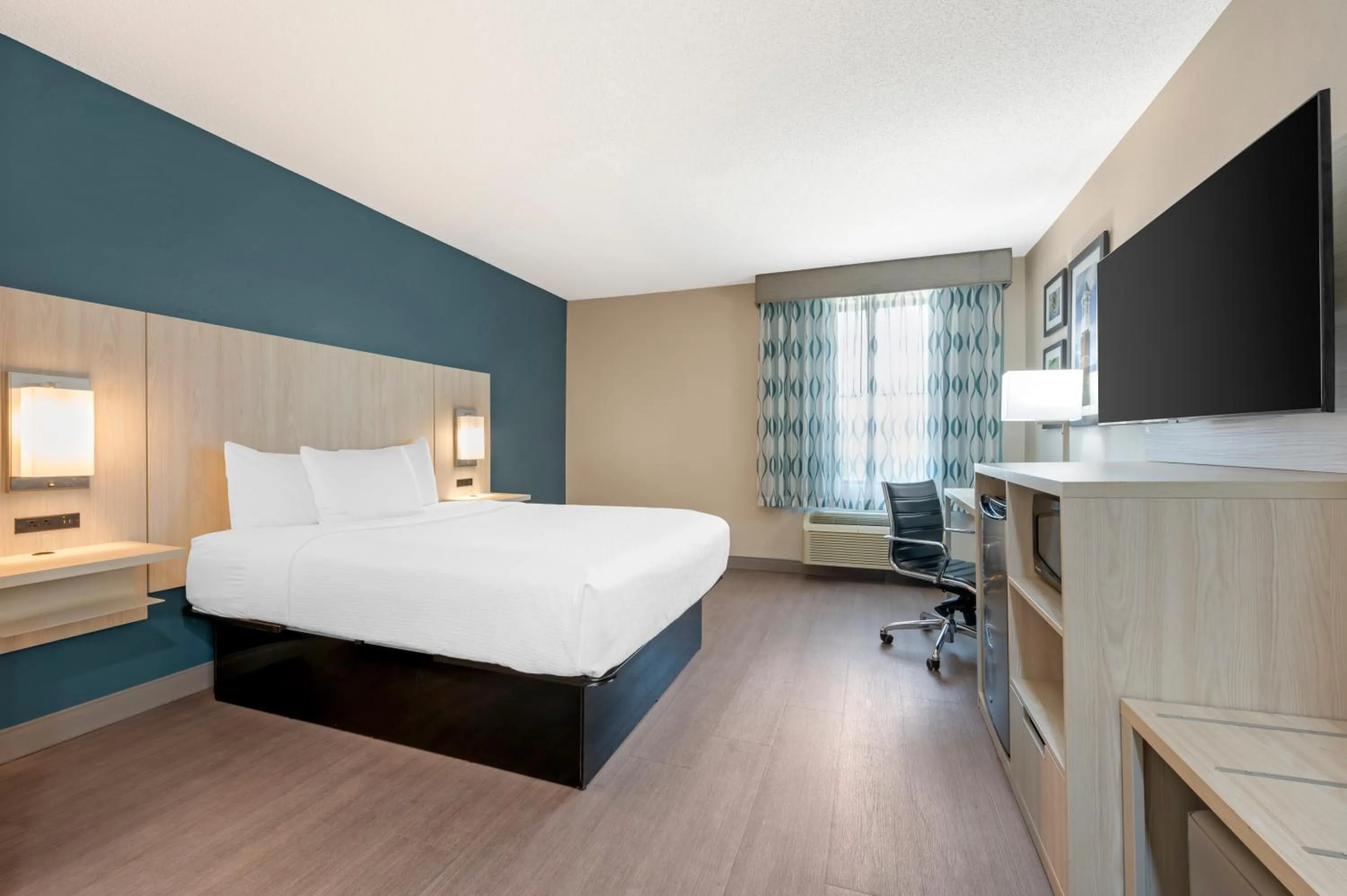 Photo of the whole room, Bed in Best Western Plus Lafayette Hotel University Area