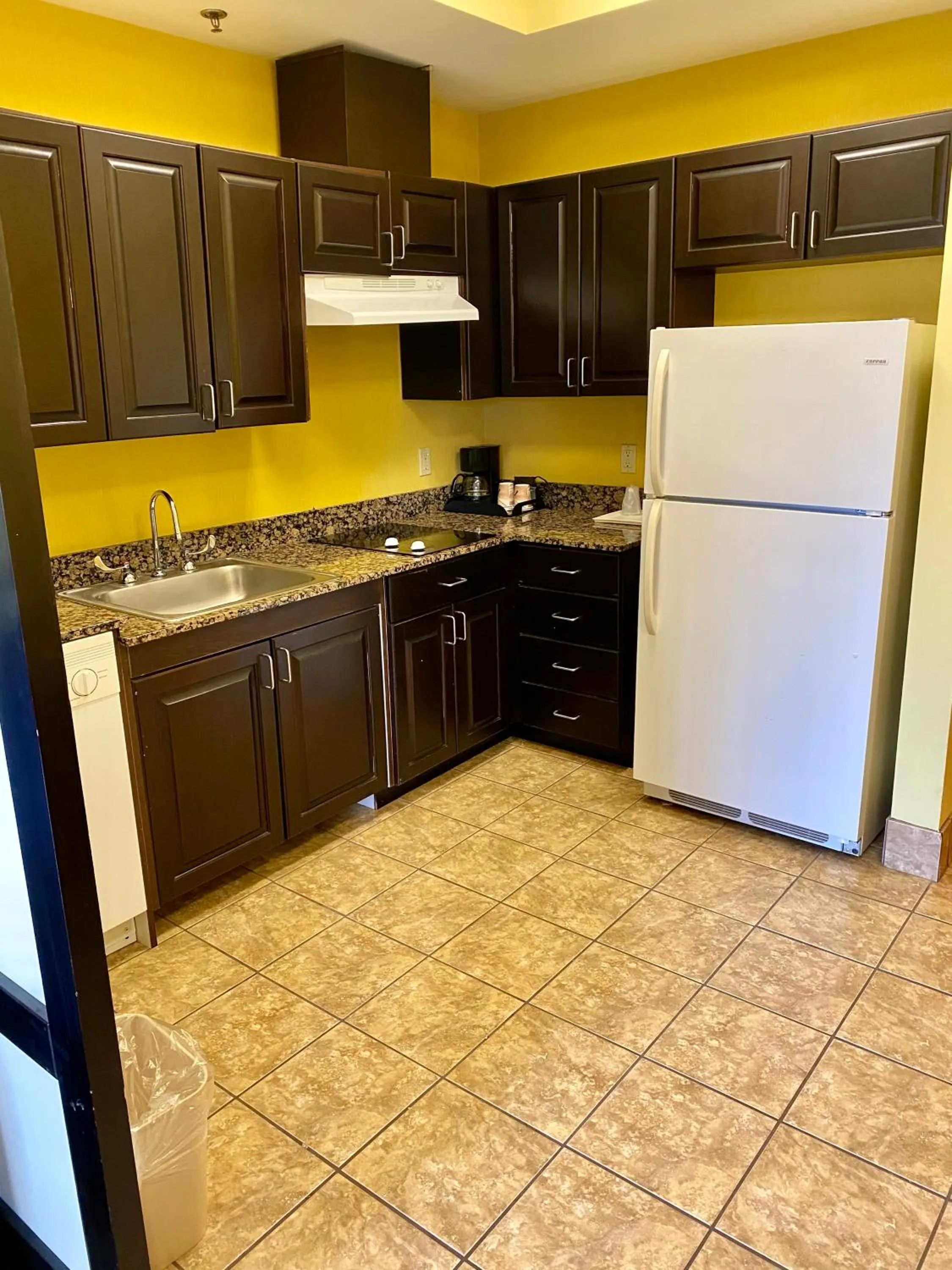 Kitchen or kitchenette in Comfort Suites Rock Hill Manchester Meadows Area