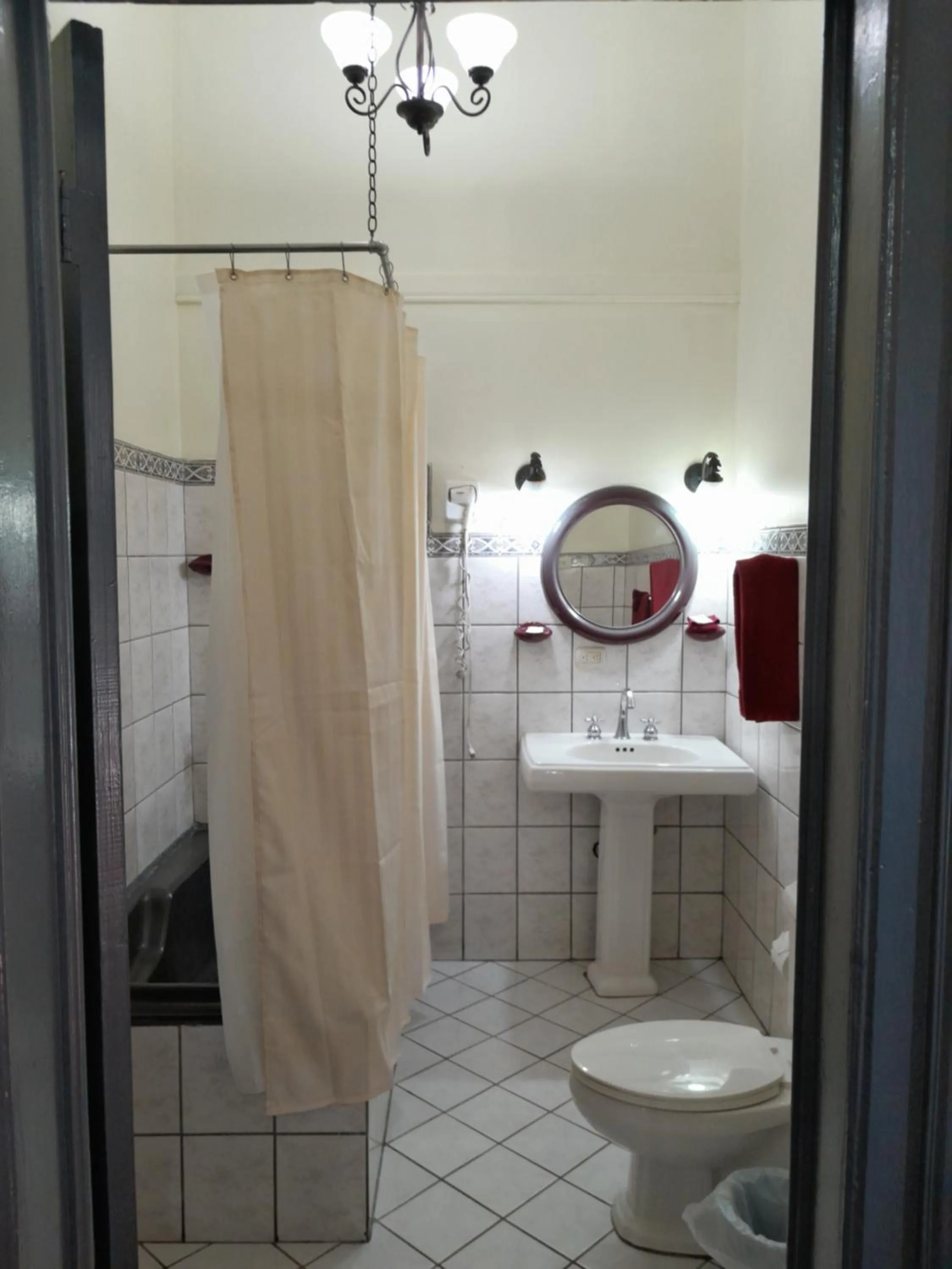 Bathroom in Hotel Santo Tomas / Historical Property