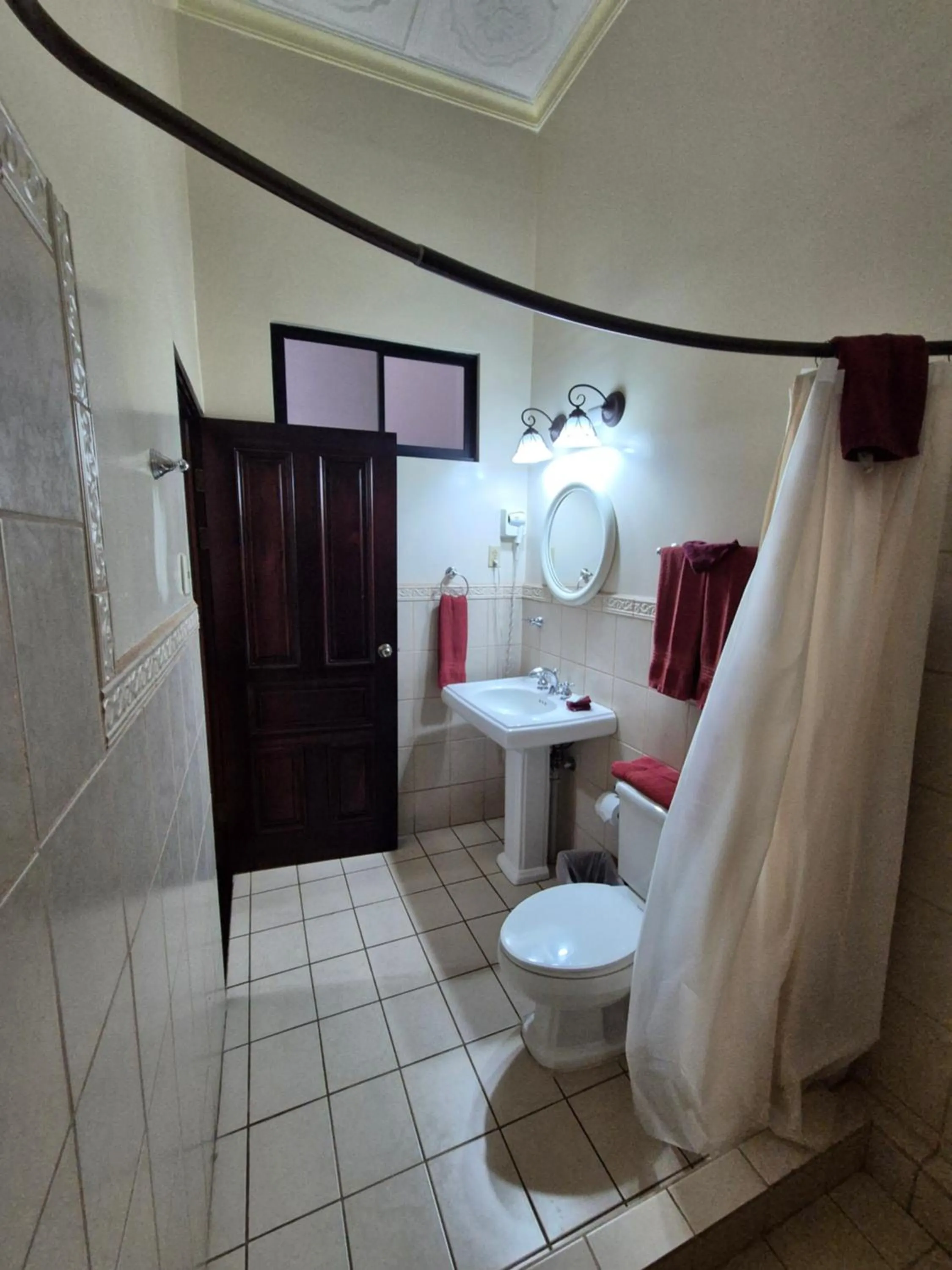 Bathroom in Hotel Santo Tomas / Historical Property