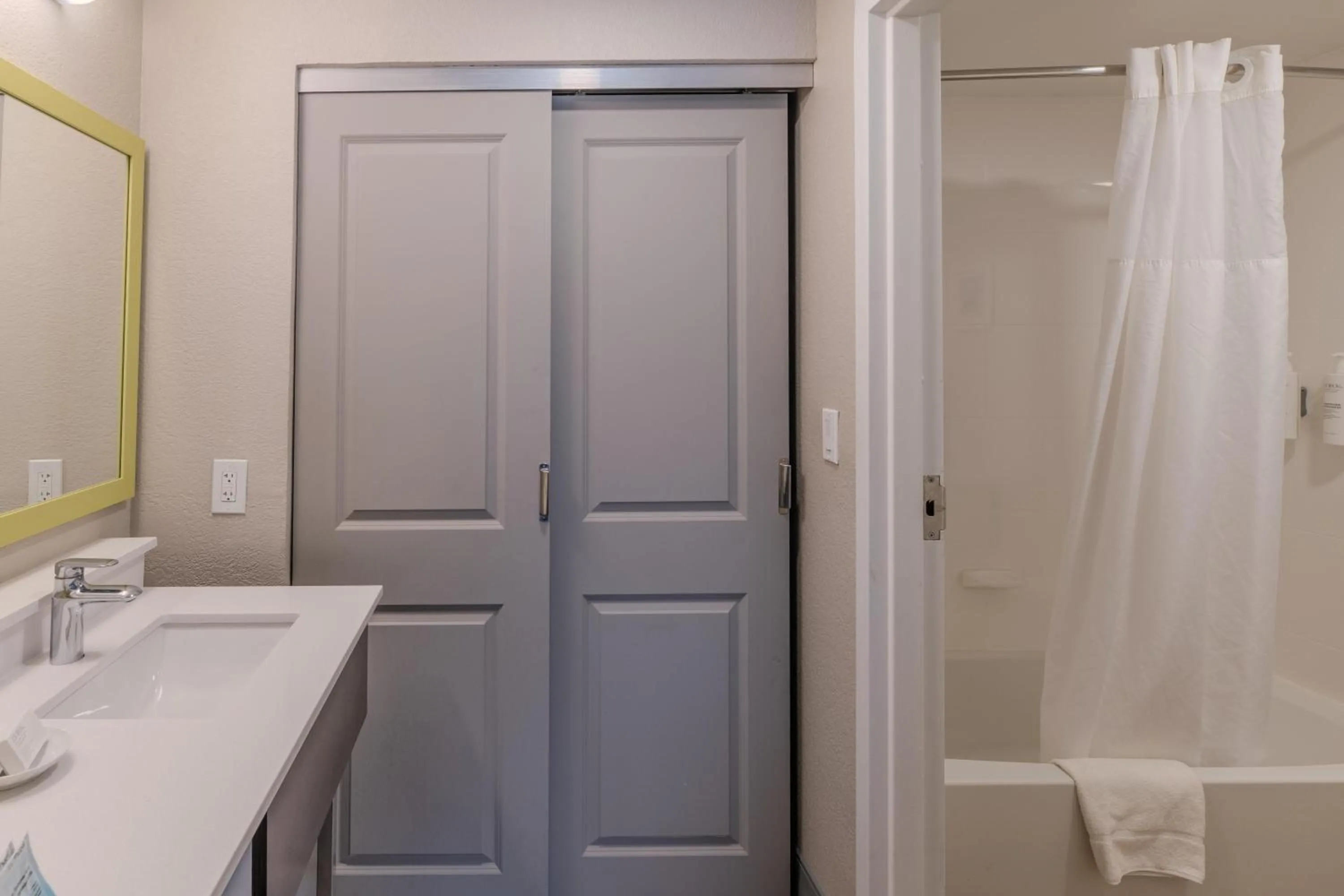 Bathroom in Hampton Inn & Suites-Florence Downtown