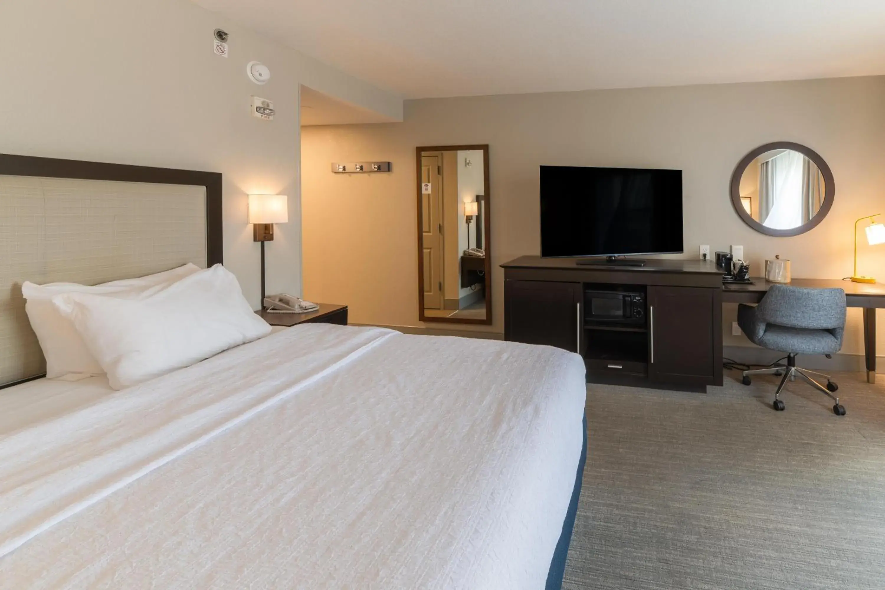 Bedroom, Bed in Hampton Inn & Suites-Florence Downtown Bedroom, Bed in Hampton Inn & Suites-Florence Downtown