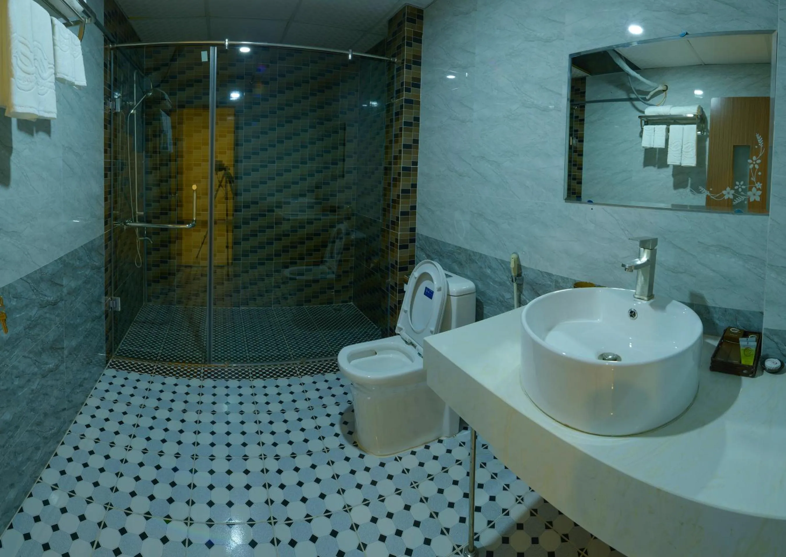 Shower in La Paloma Hotel Ninh Binh