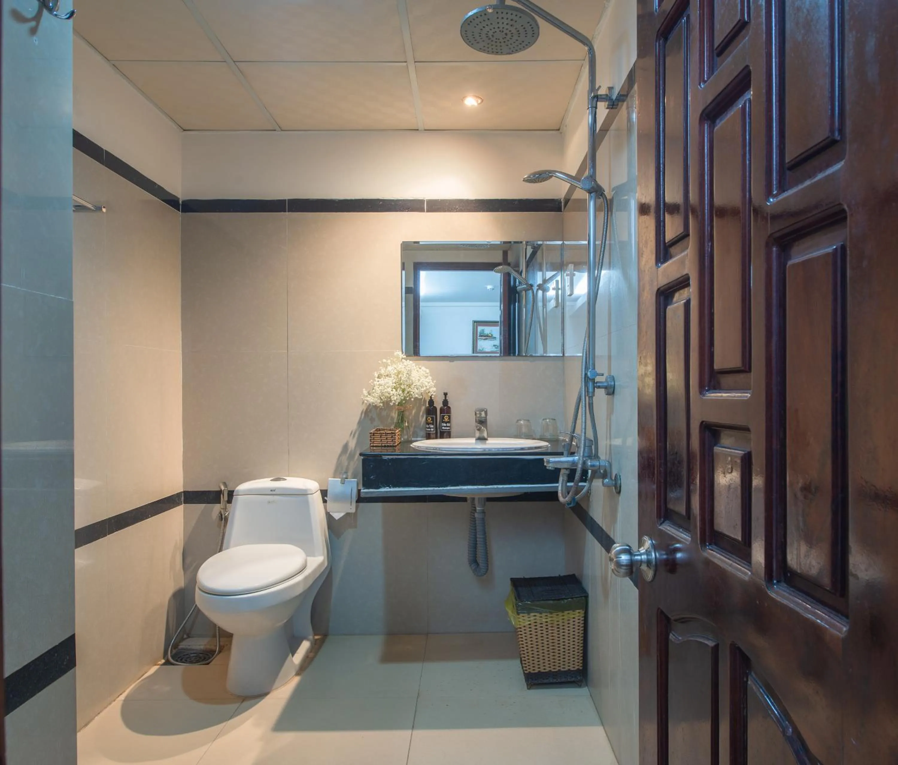 Toilet in LE SOLEIL HOTEL managed by NEST Group