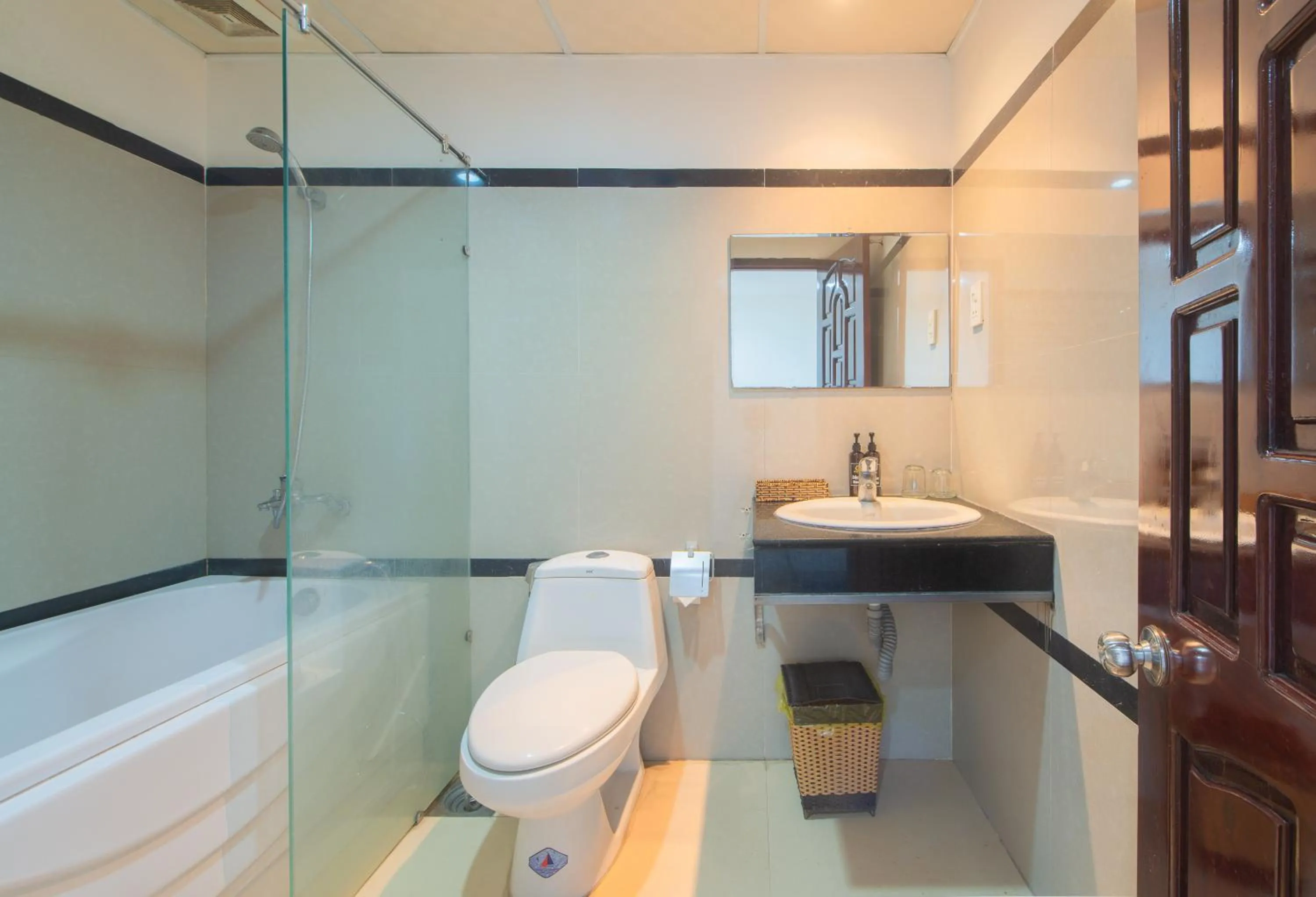 Toilet in LE SOLEIL HOTEL managed by NEST Group