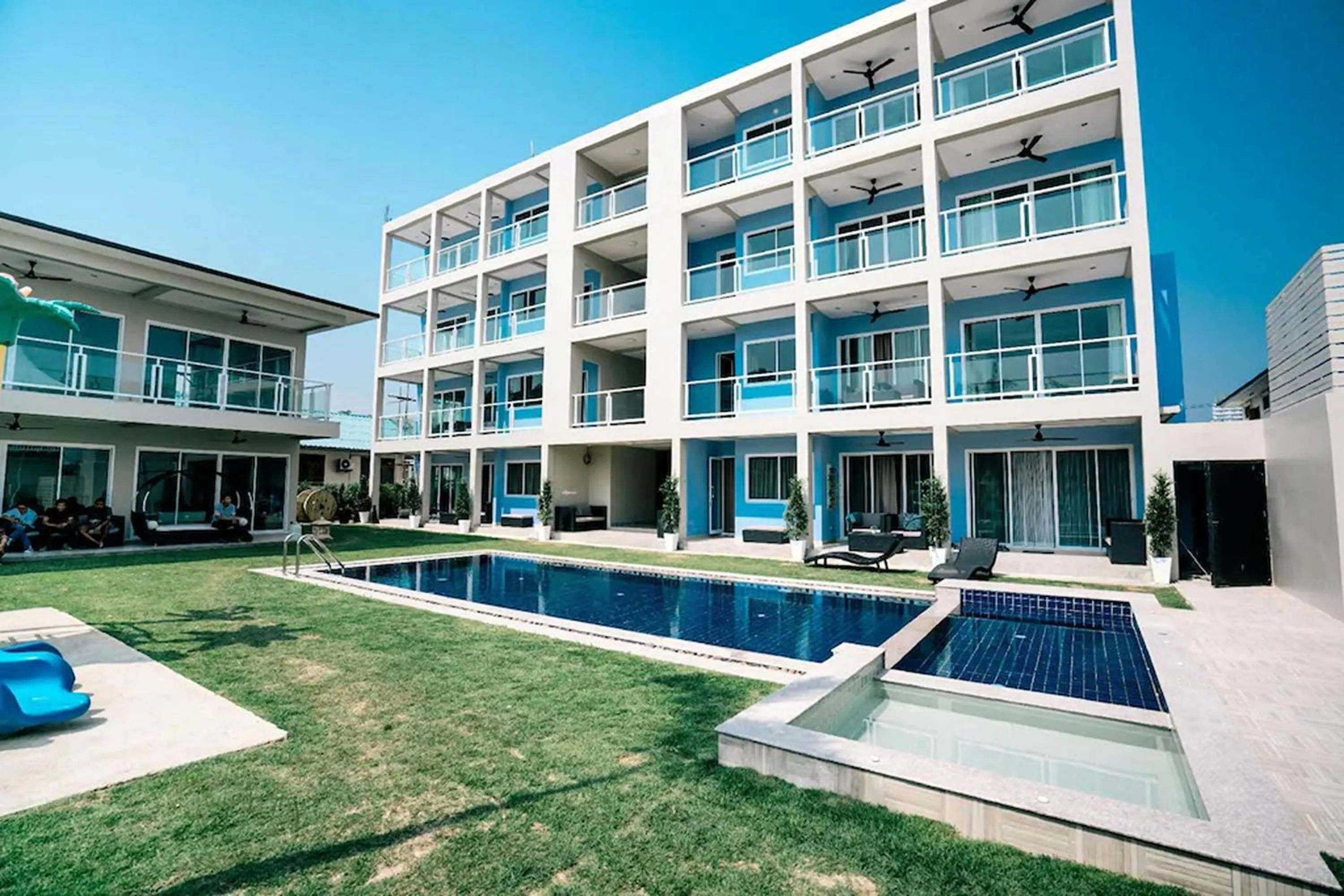 Property building in Surf & Sand Resort