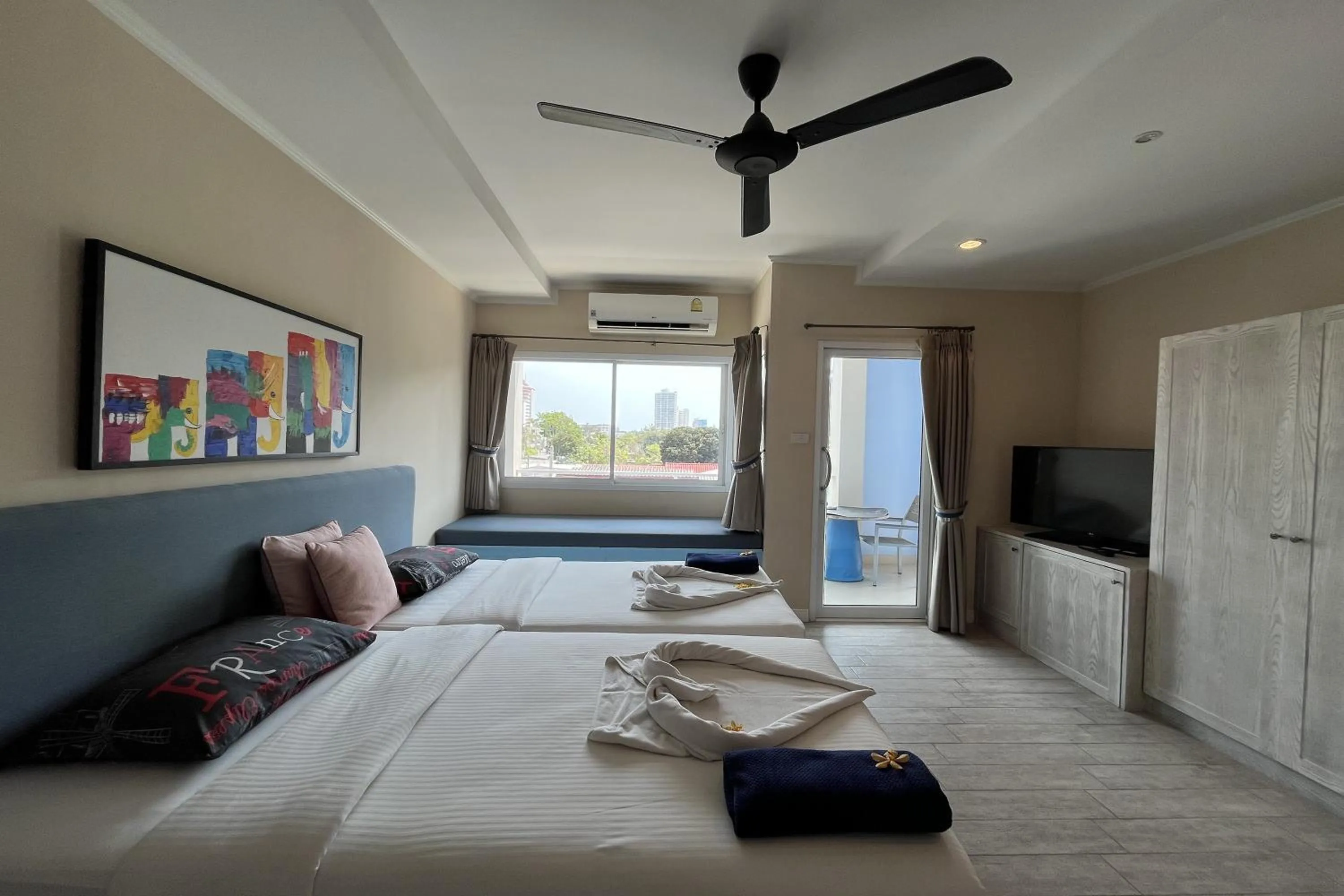 Bedroom, Bed in Surf & Sand Resort