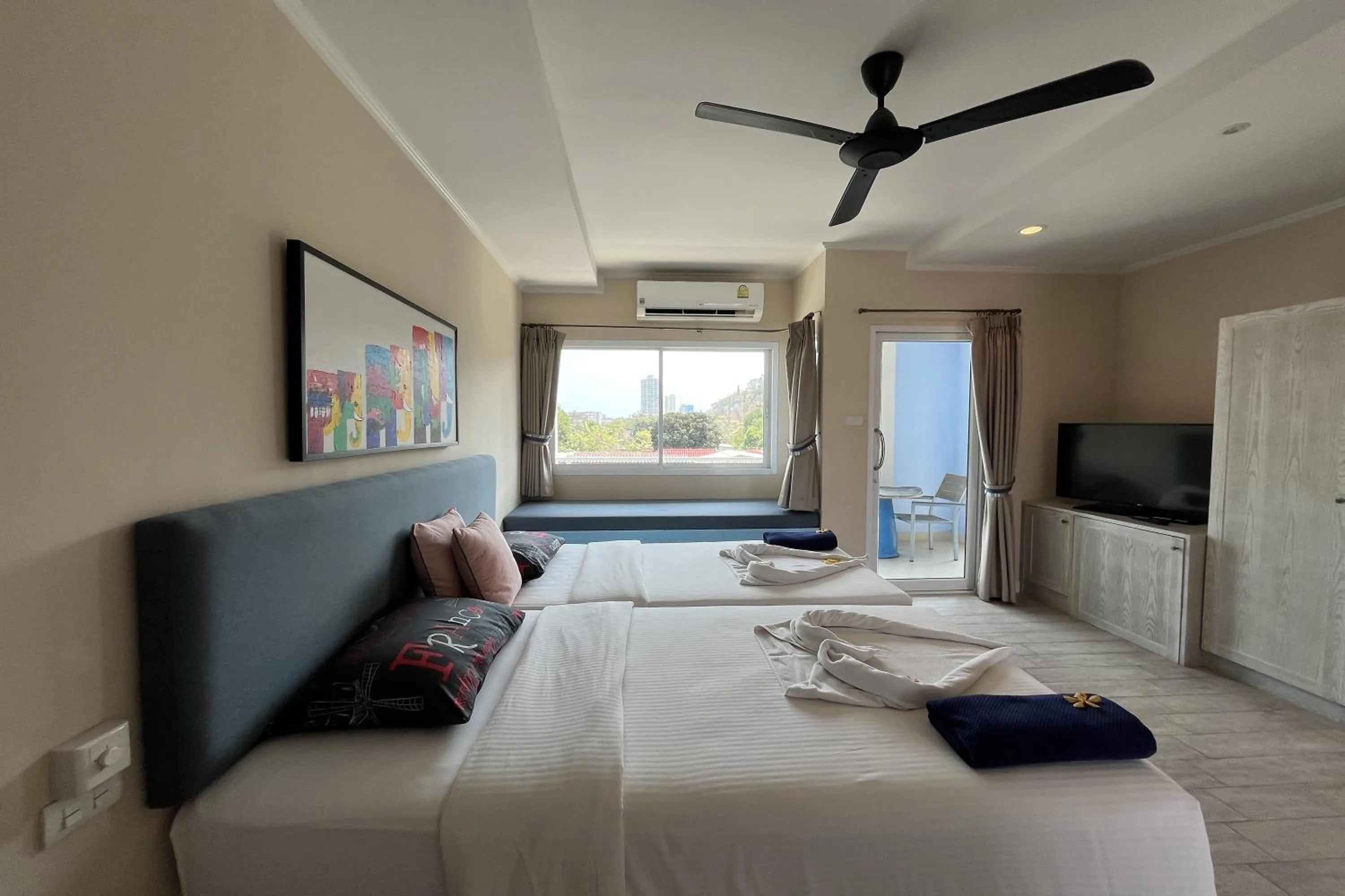 Bedroom, Bed in Surf & Sand Resort