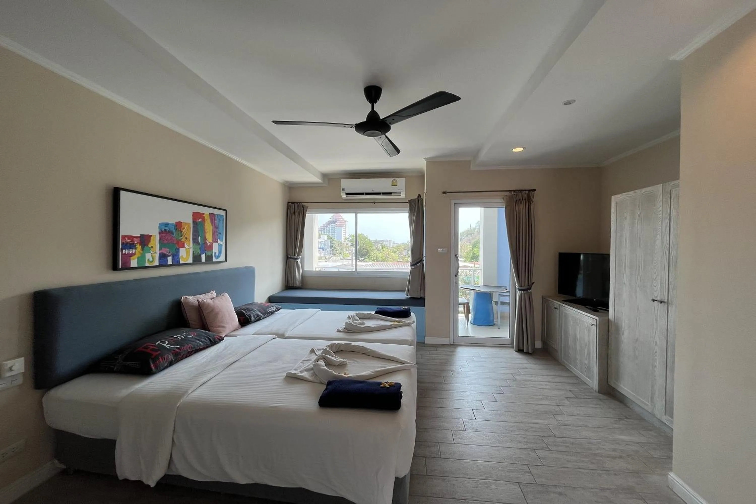 Bedroom, Bed in Surf & Sand Resort