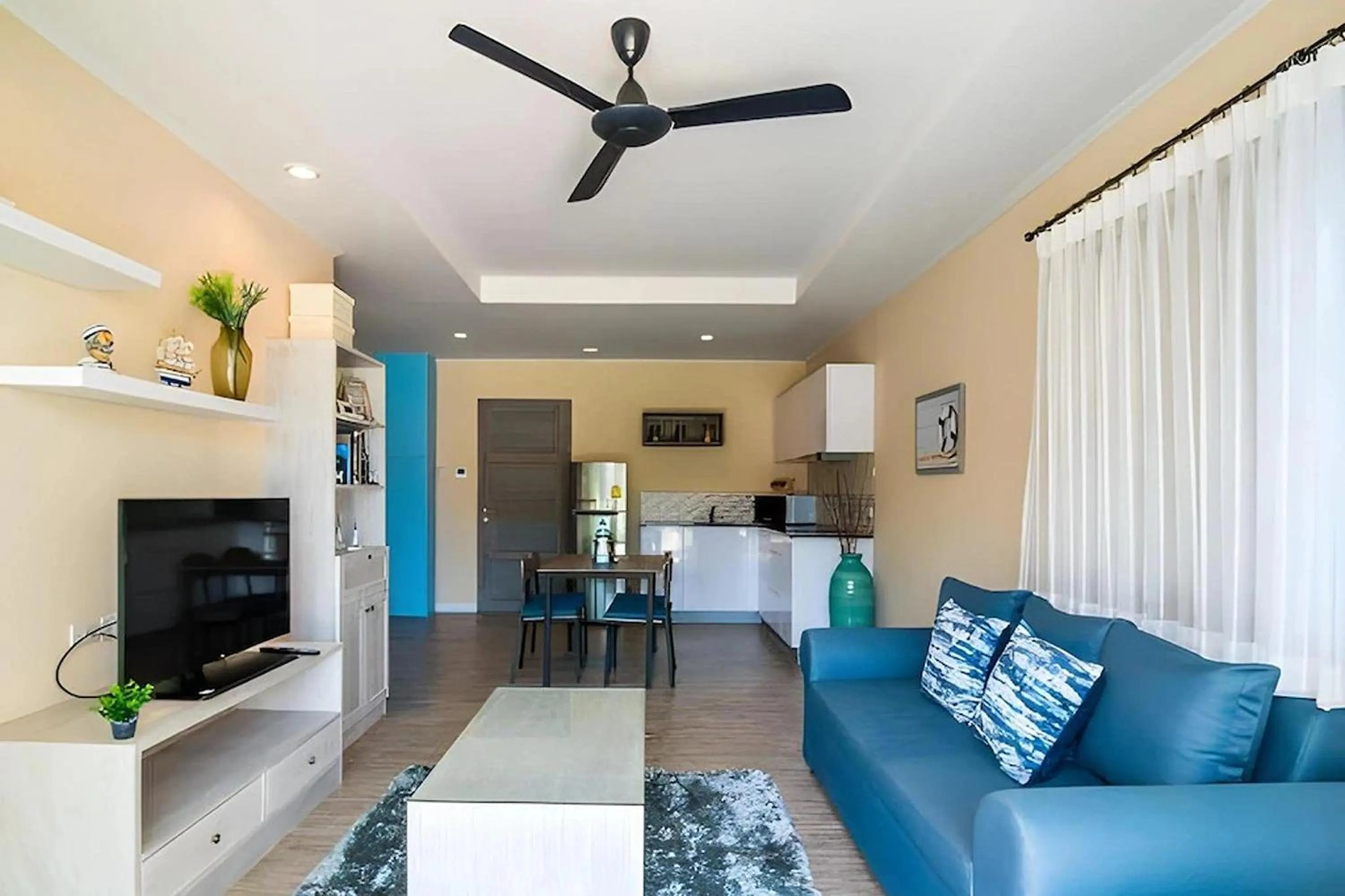 Living room in Surf & Sand Resort