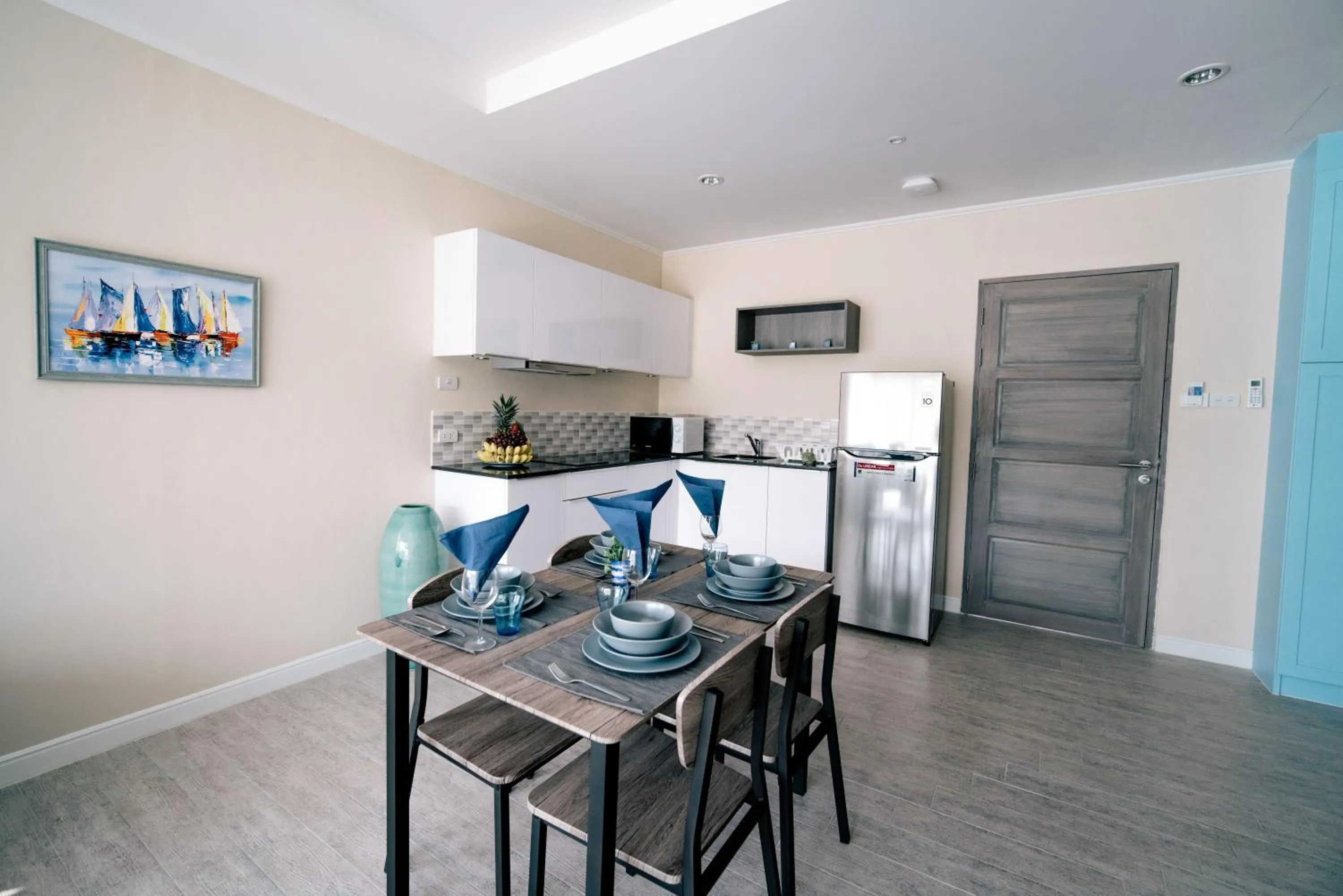 Kitchen or kitchenette in Surf and Sand Resort