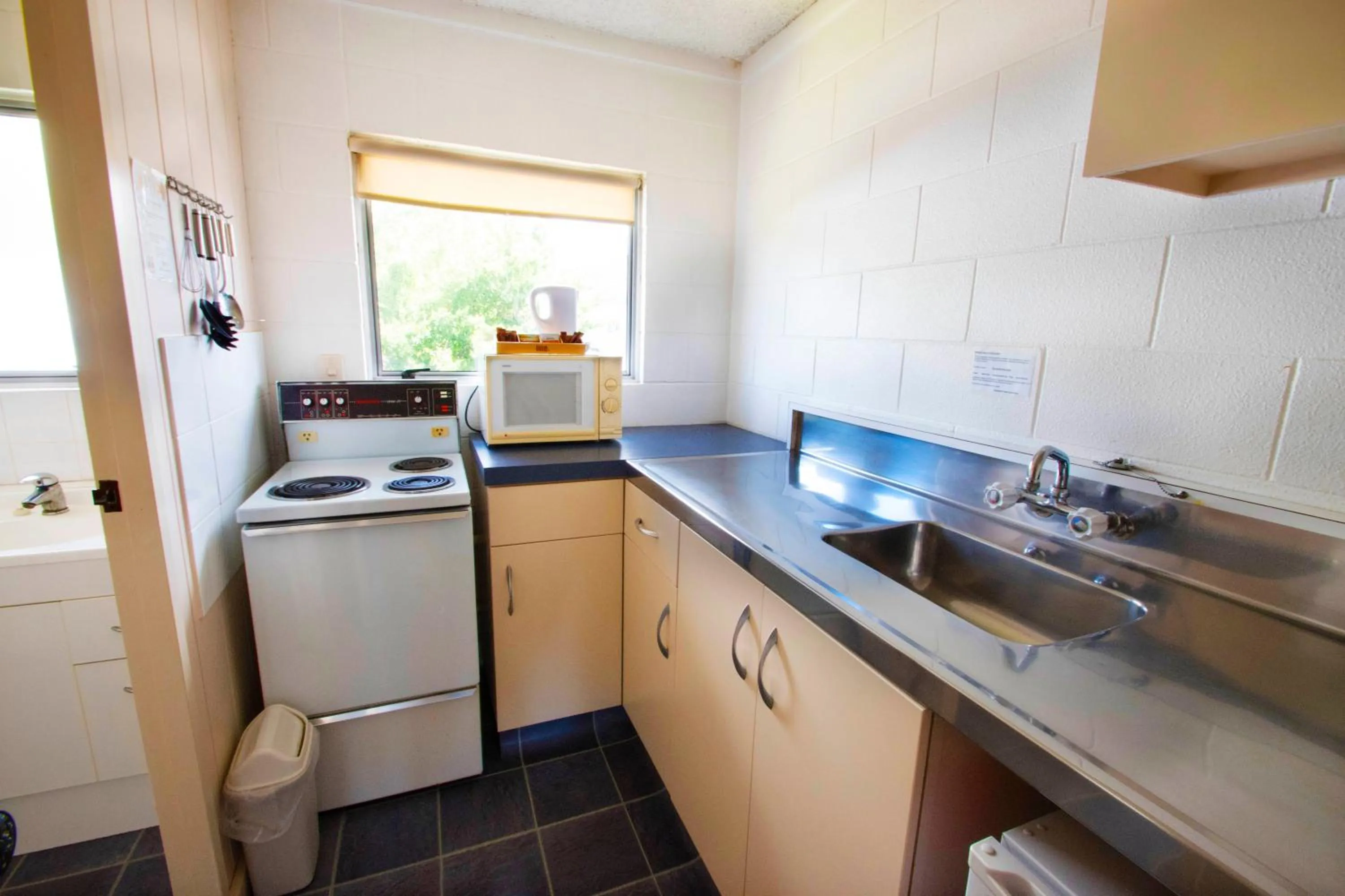 Kitchen or kitchenette in Union Victoria Motel