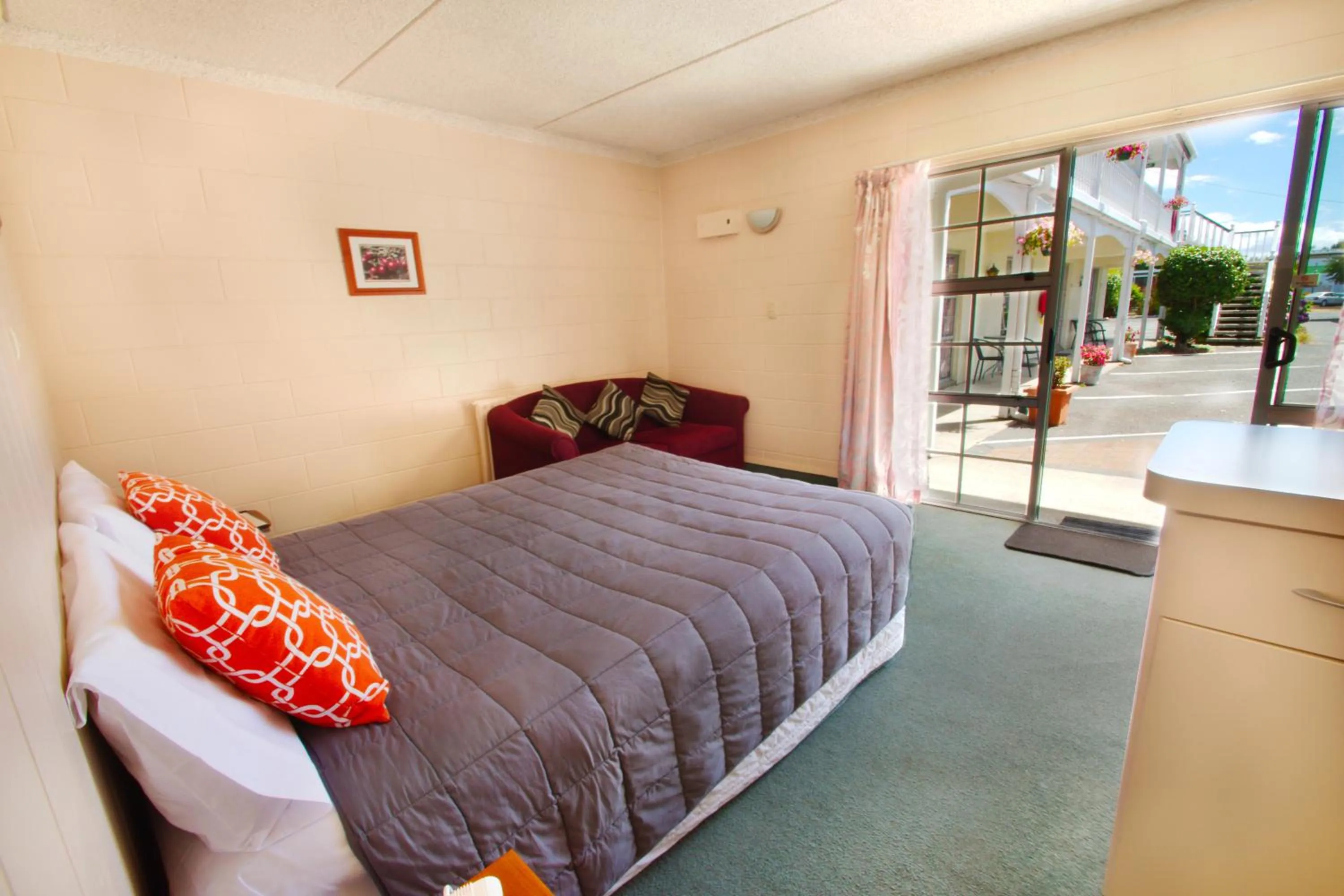 Living room, Bed in Union Victoria Motel
