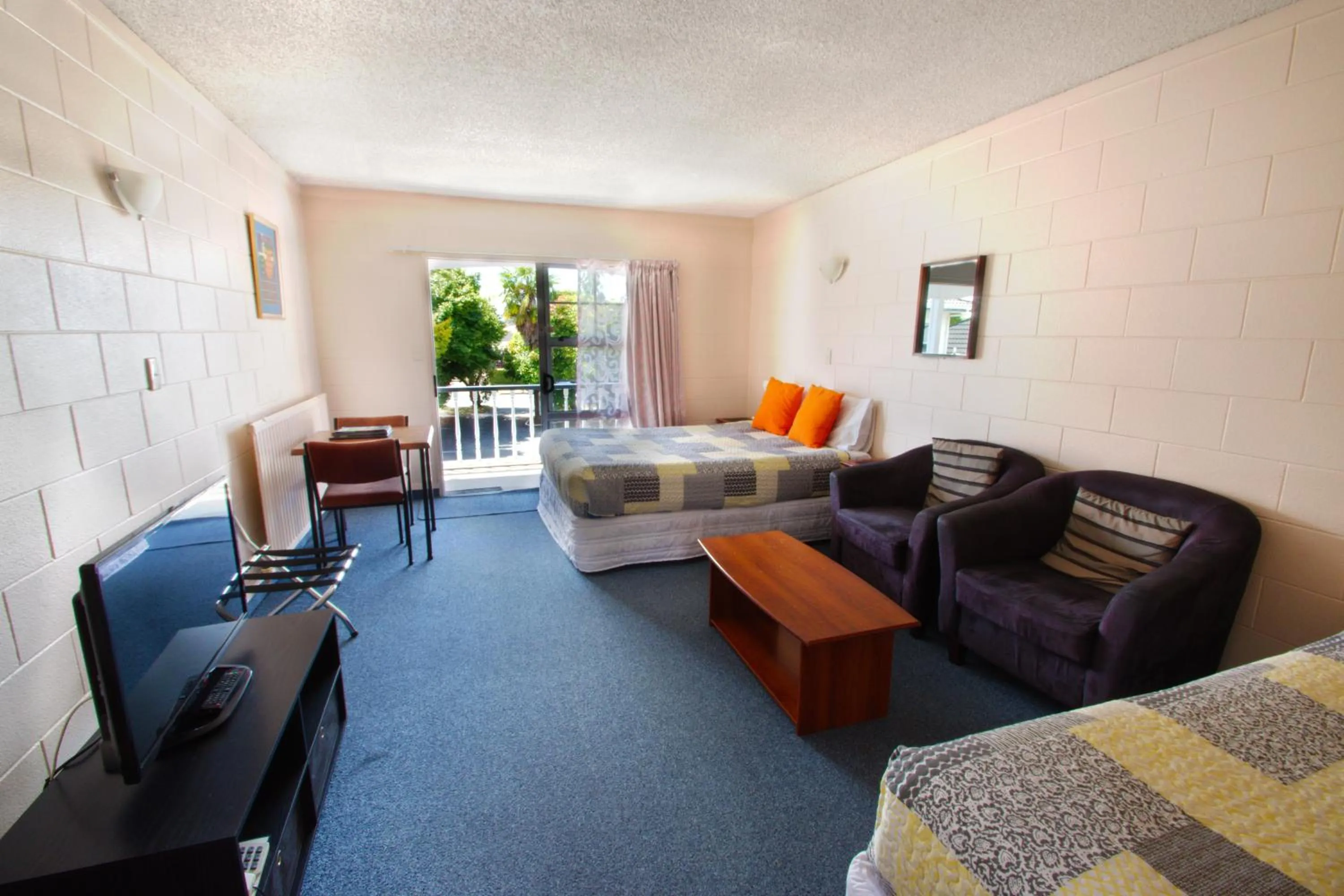 Day, Bed in Union Victoria Motel