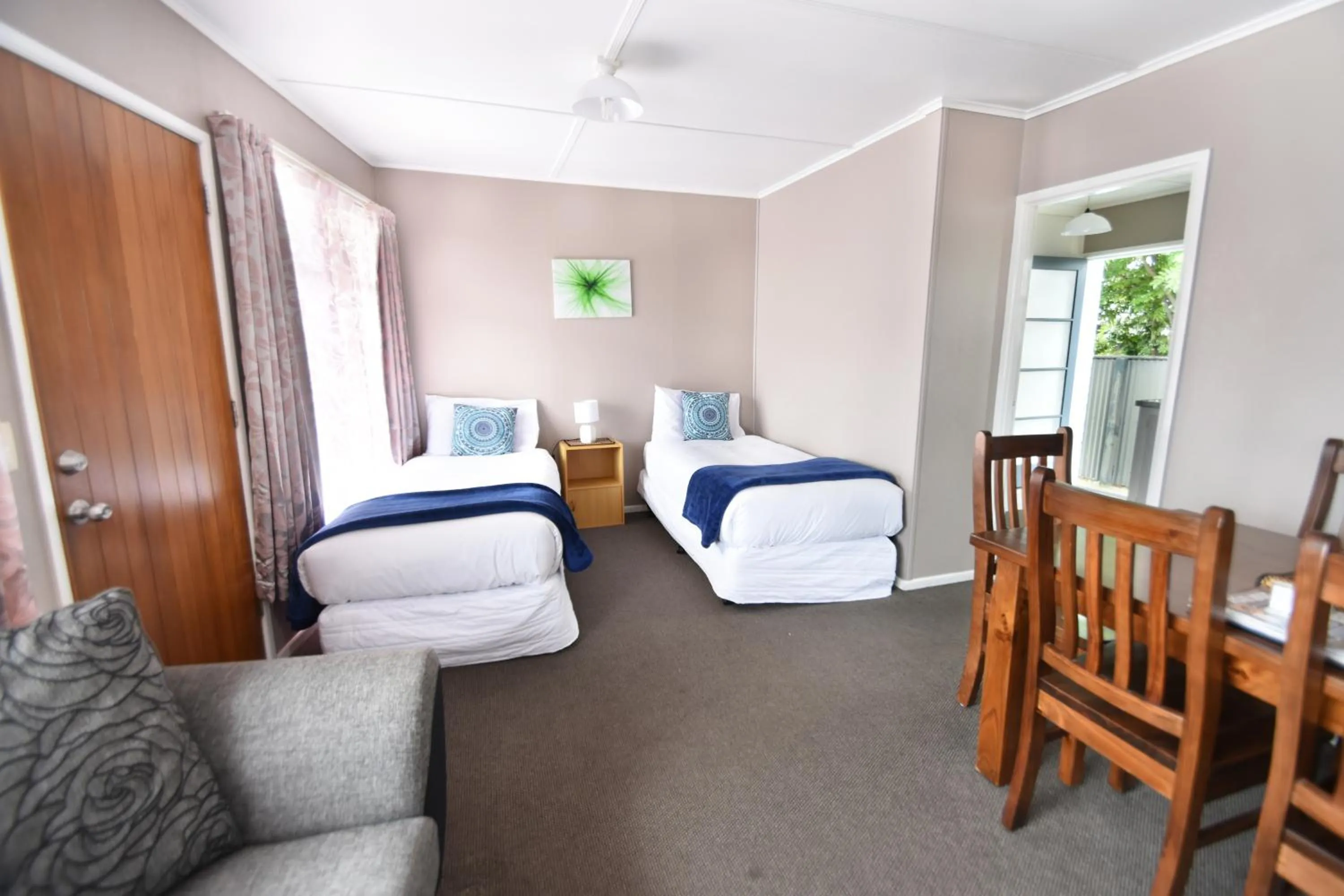 Dining area, Bed in Union Victoria Motel
