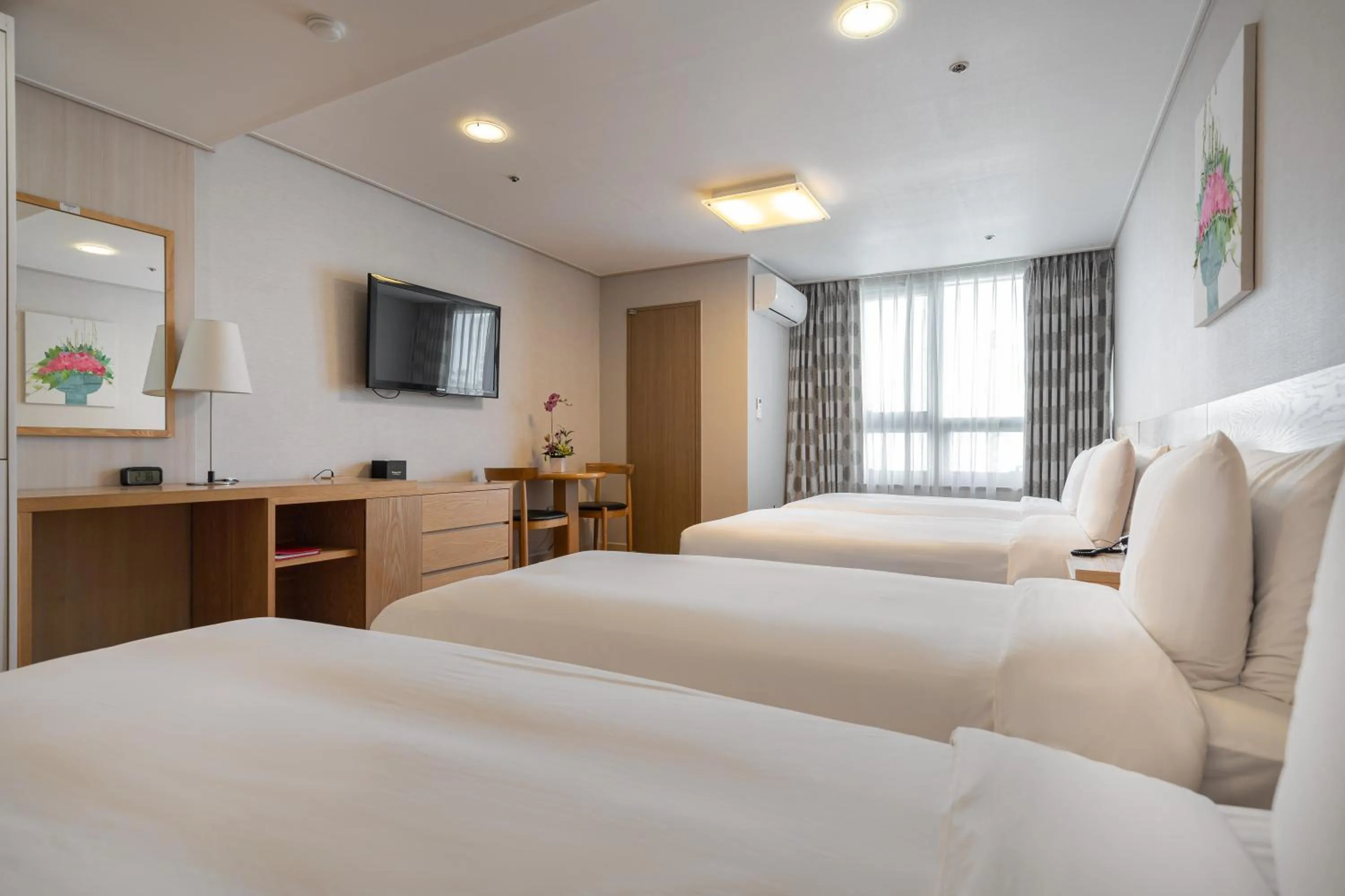 Photo of the whole room, Bed in Ramada by Wyndham Seoul Dongdaemun