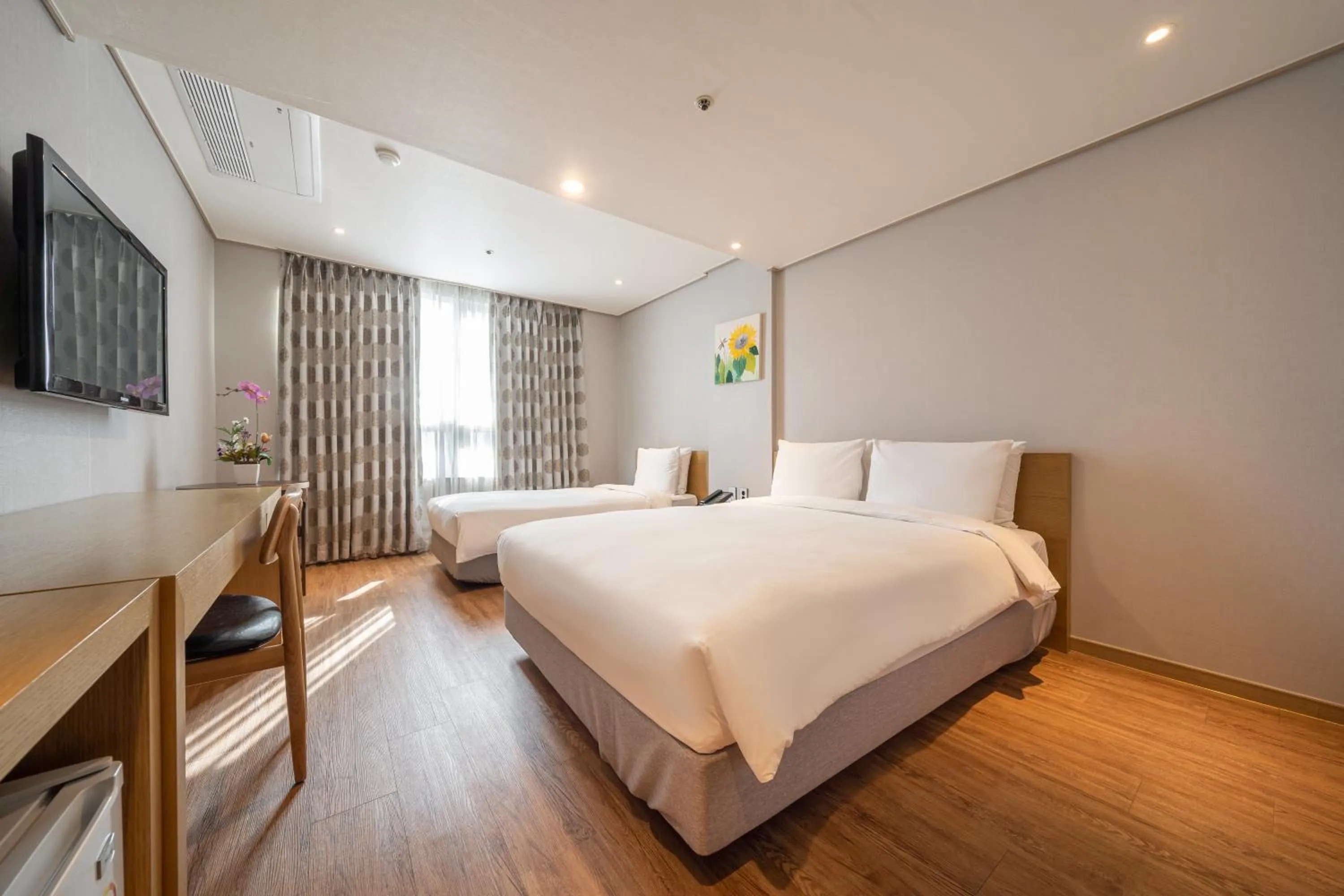 Photo of the whole room, Bed in Ramada by Wyndham Seoul Dongdaemun