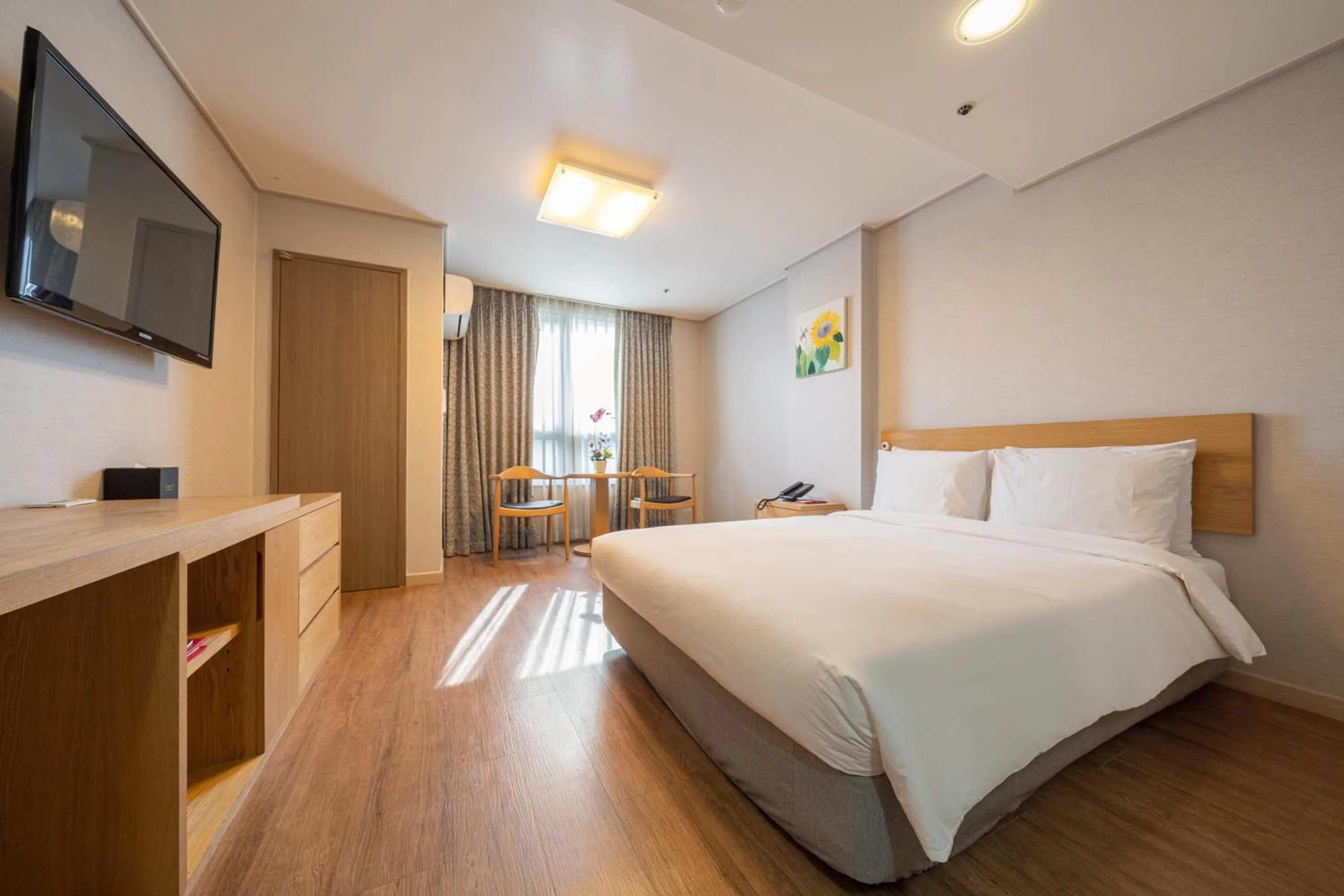 Photo of the whole room, Bed in Ramada by Wyndham Seoul Dongdaemun