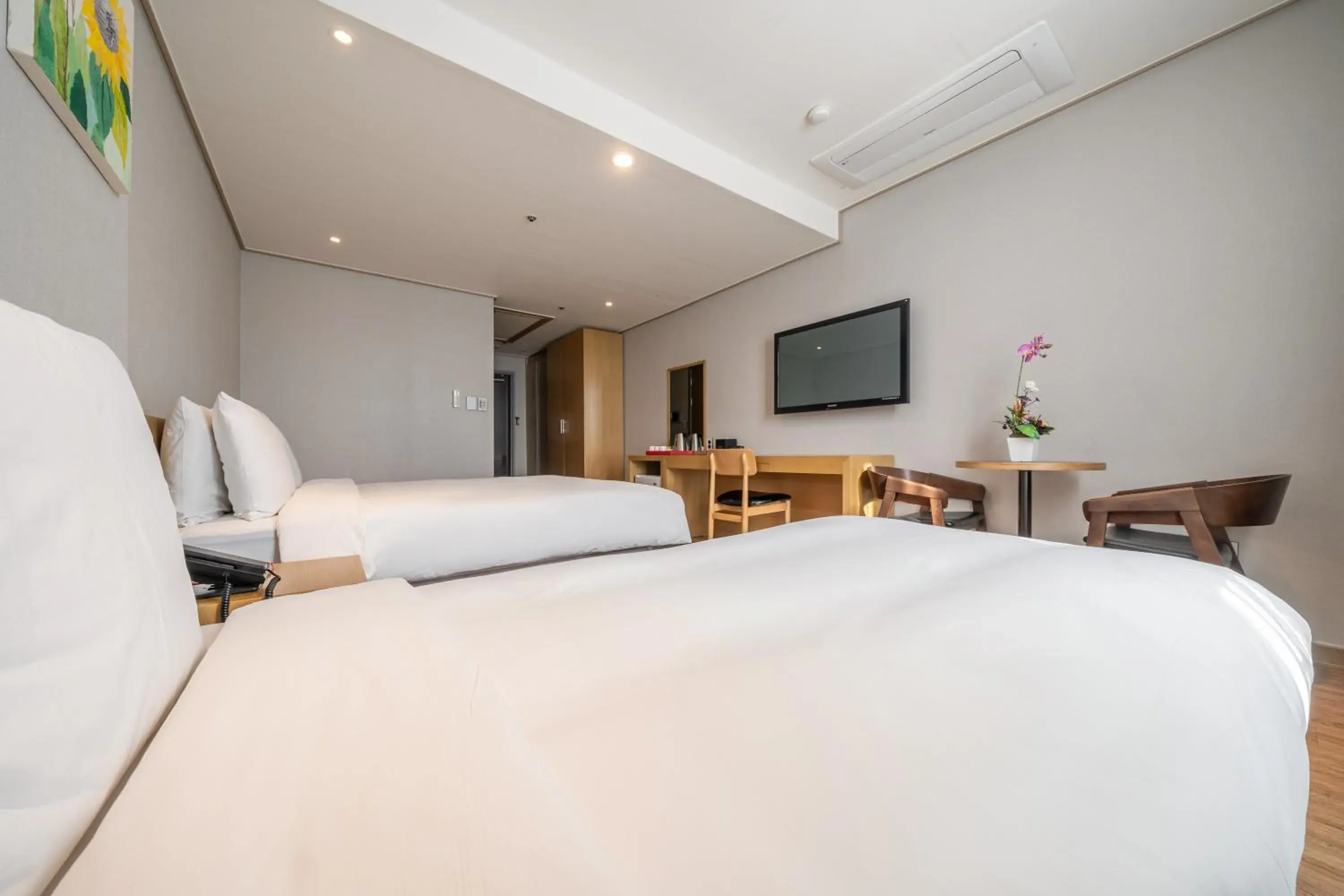 Photo of the whole room, Bed in Ramada by Wyndham Seoul Dongdaemun Photo of the whole room, Bed in Ramada by Wyndham Seoul Dongdaemun