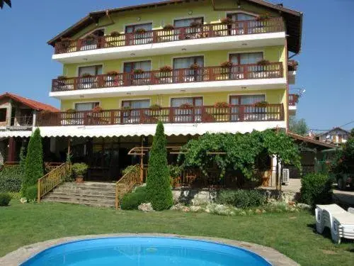 Facade/entrance in Margarita Hotel Facade/entrance in Margarita Hotel