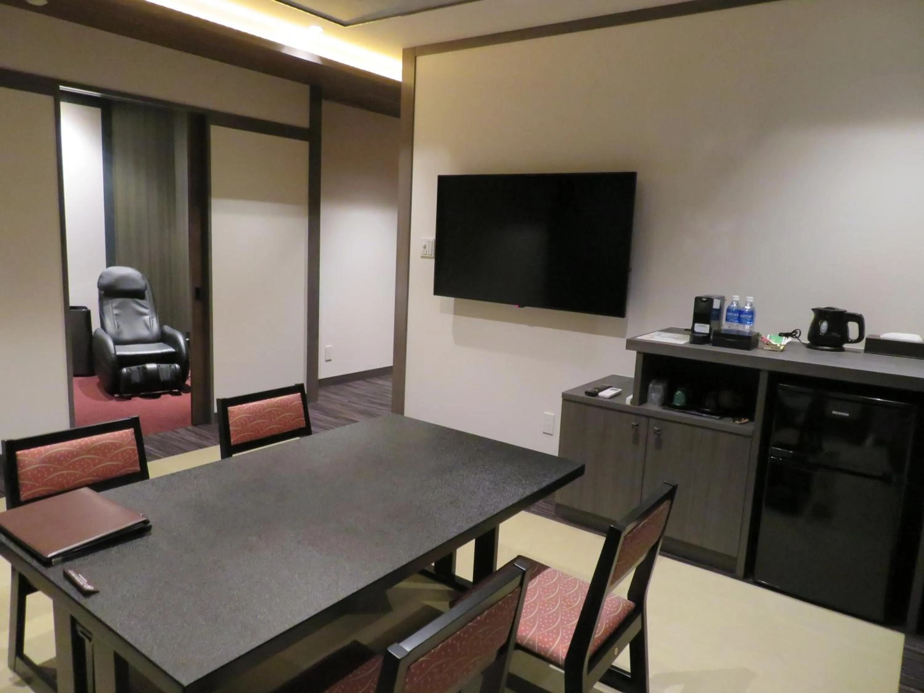 TV and multimedia in Kashoutei Hanaya