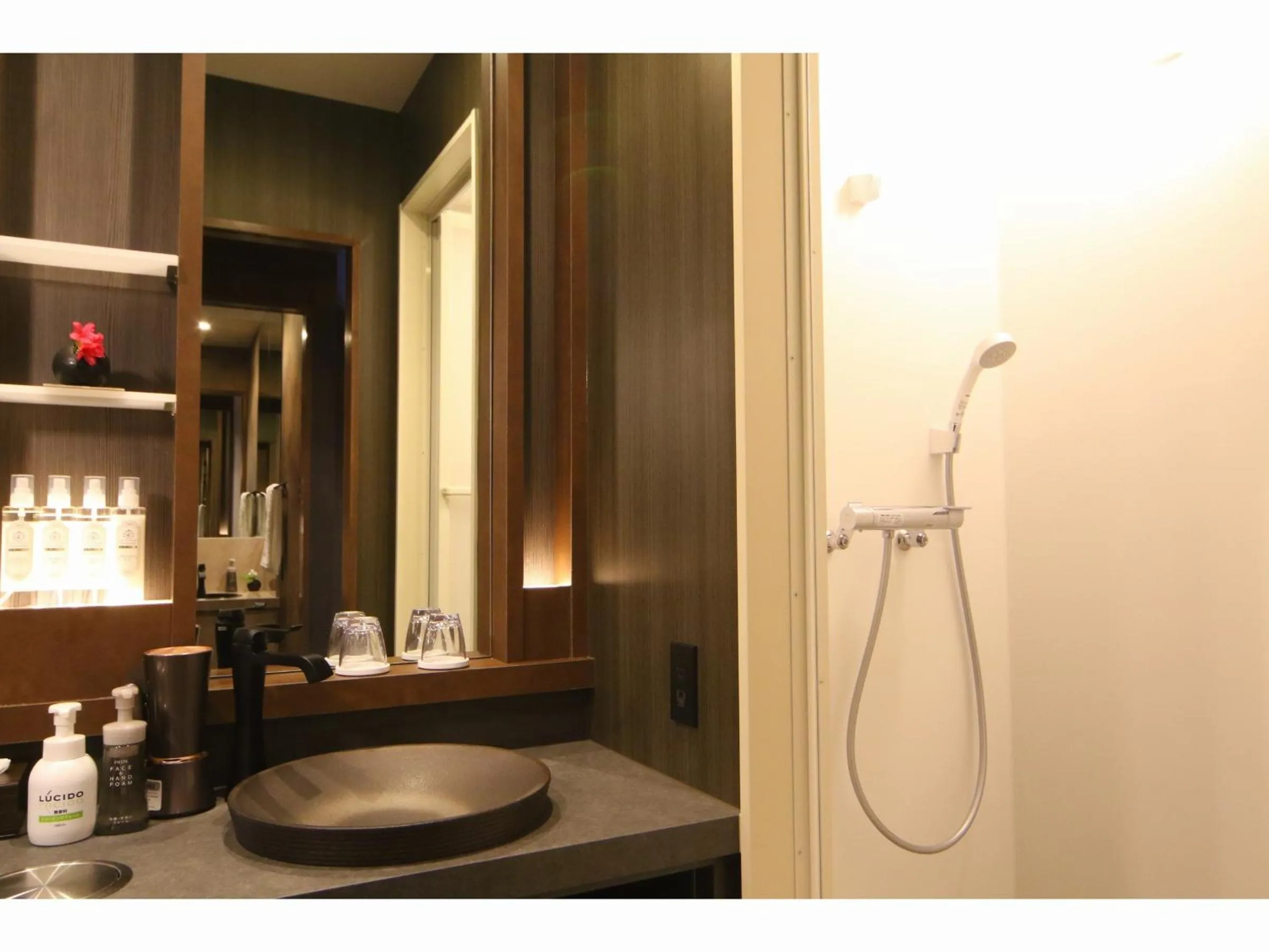 Shower in Kashoutei Hanaya