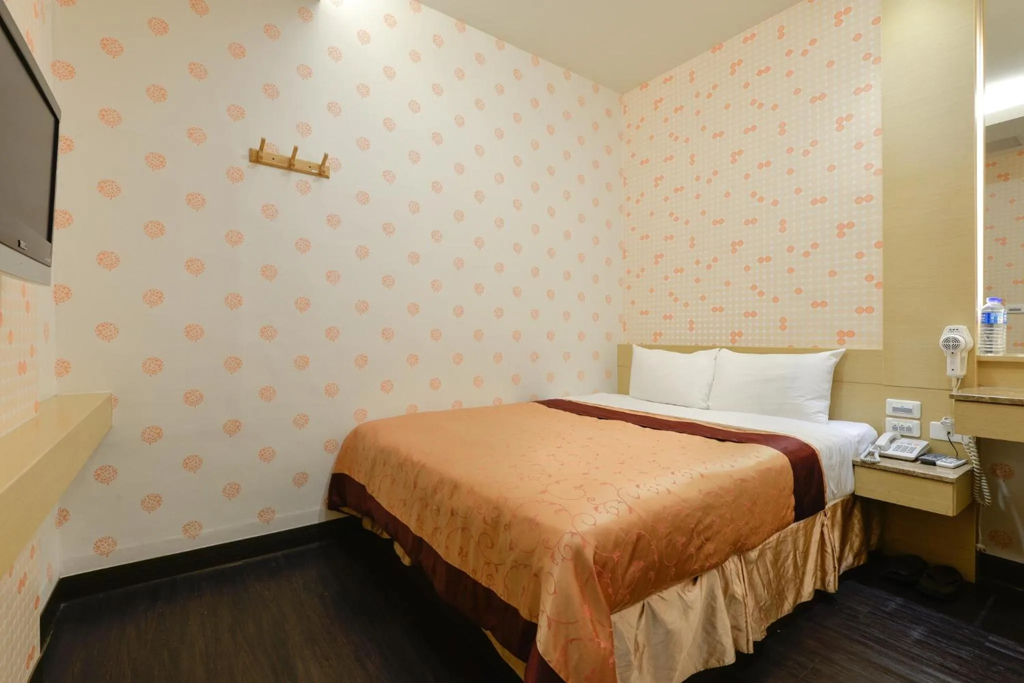 Photo of the whole room, Bed in Happy Hotel