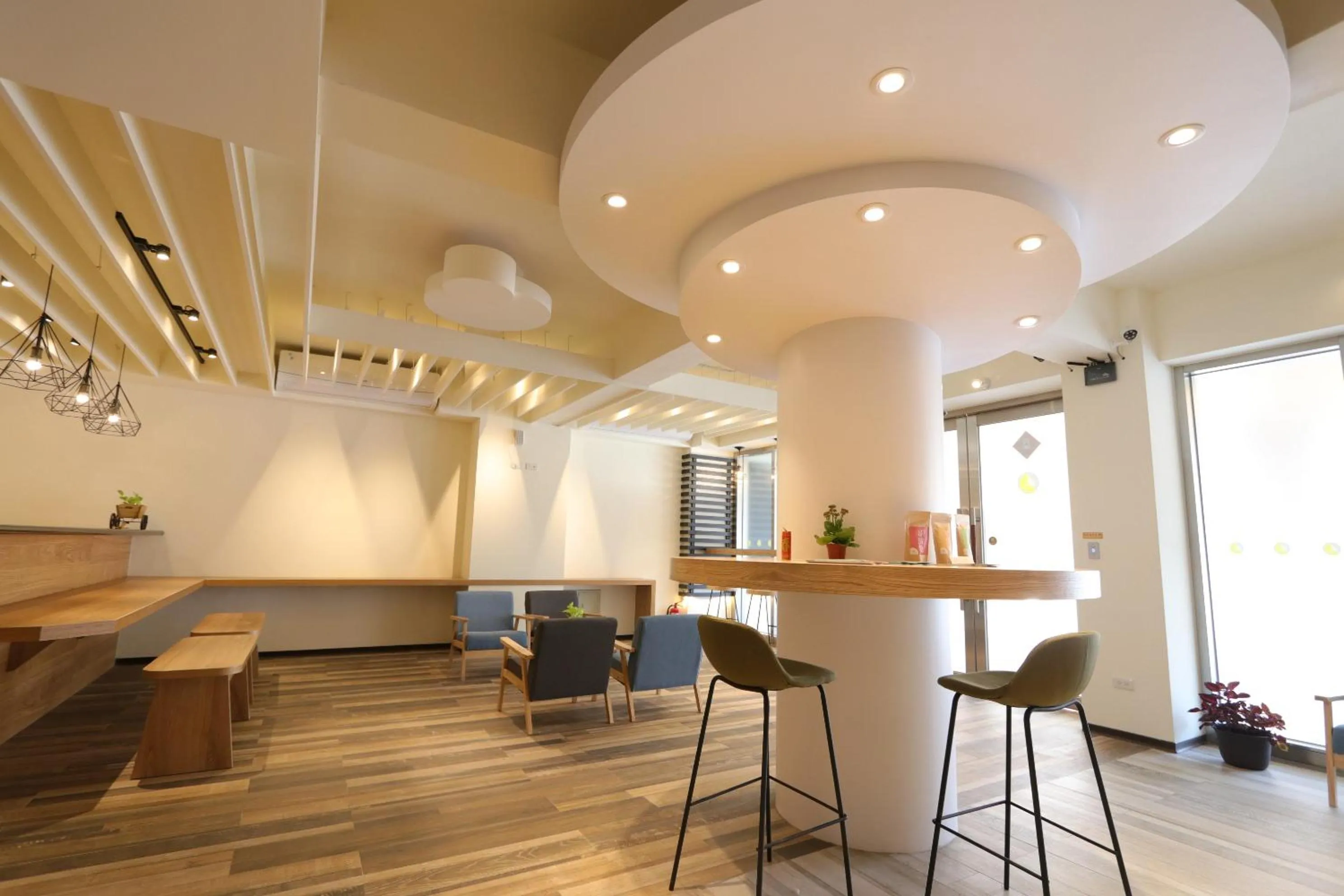 Lounge or bar in Flora Inn