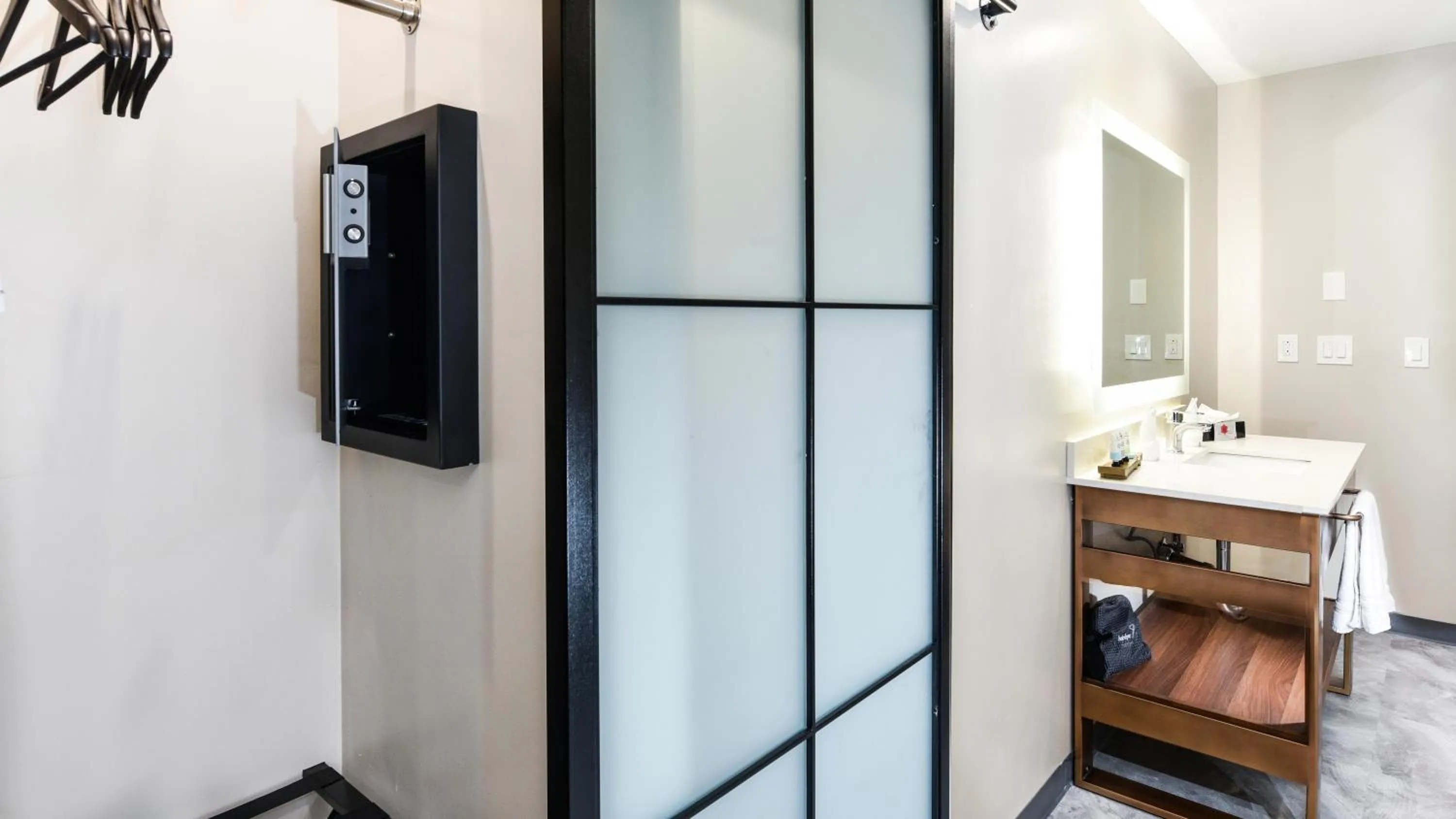 wardrobe in Hollywood Inn Suites Hotel