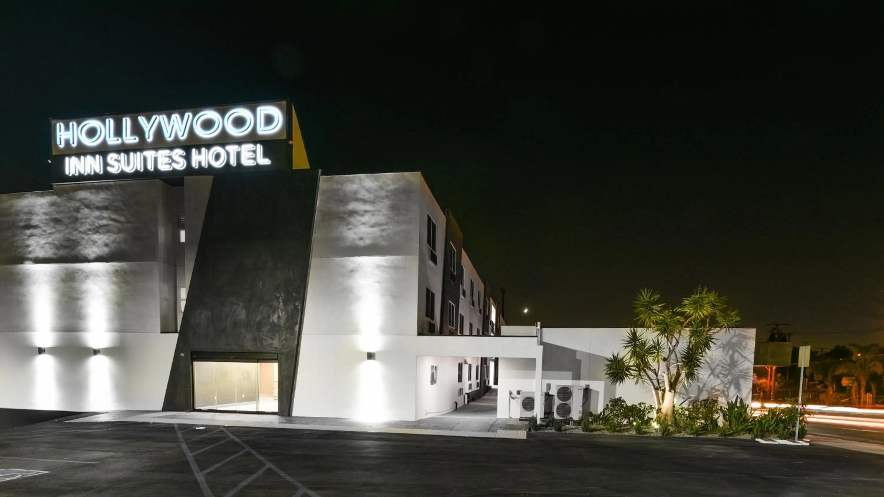 Facade/entrance in Hollywood Inn Suites Hotel