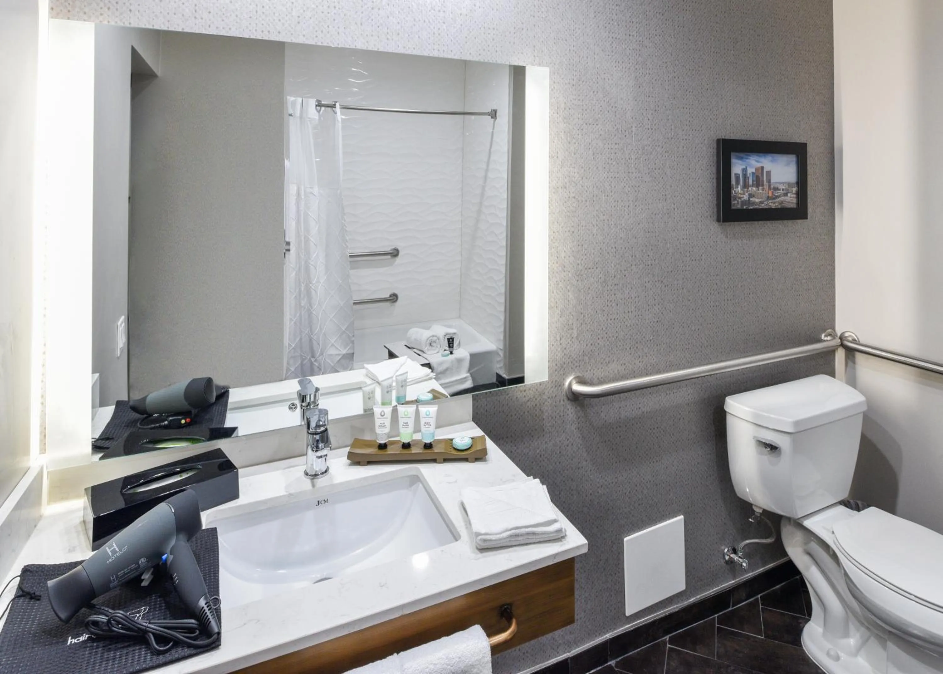 Bathroom in Hollywood Inn Suites Hotel