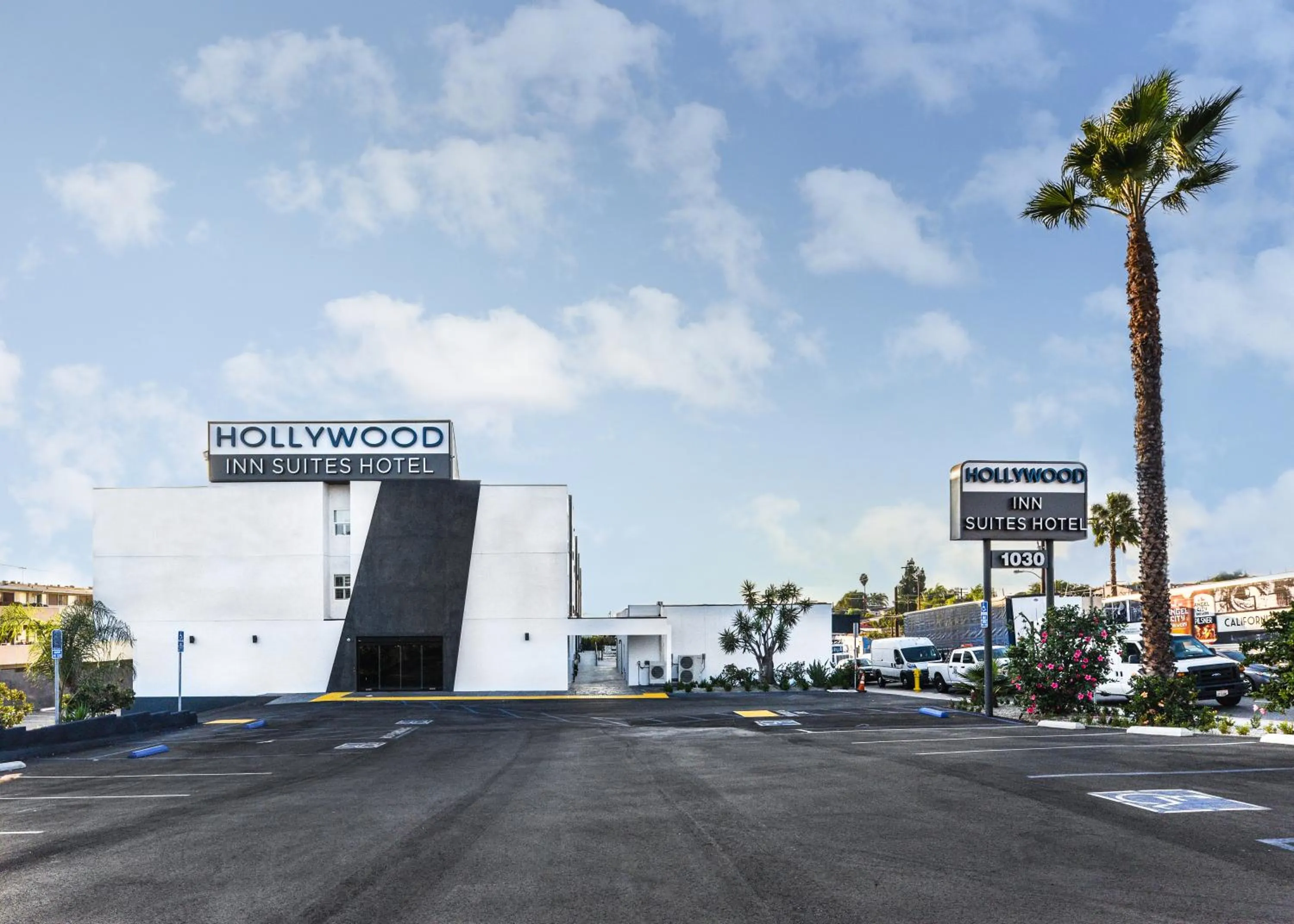 Property building in Hollywood Inn Suites Hotel