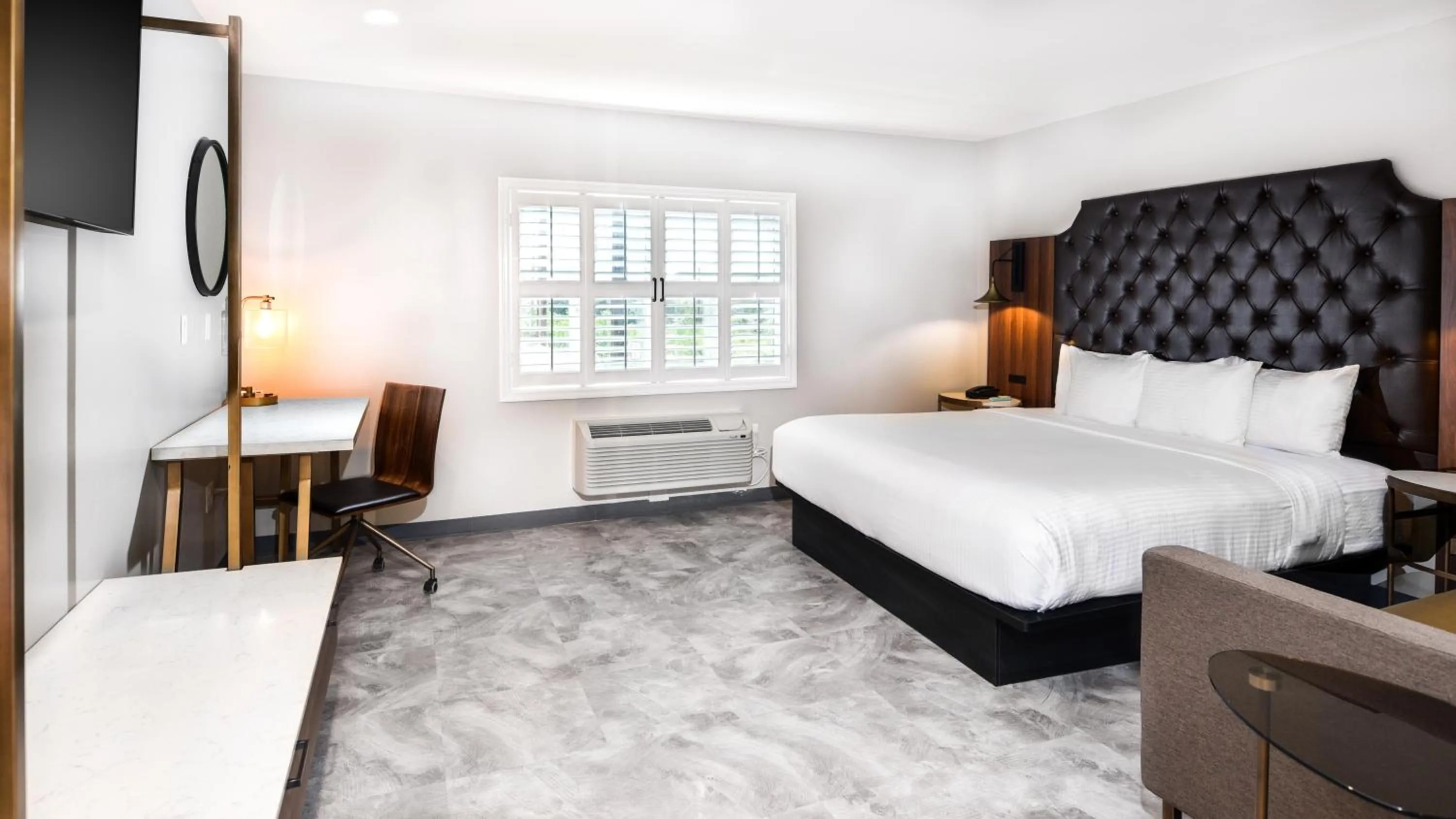 Bed in Hollywood Inn Suites Hotel